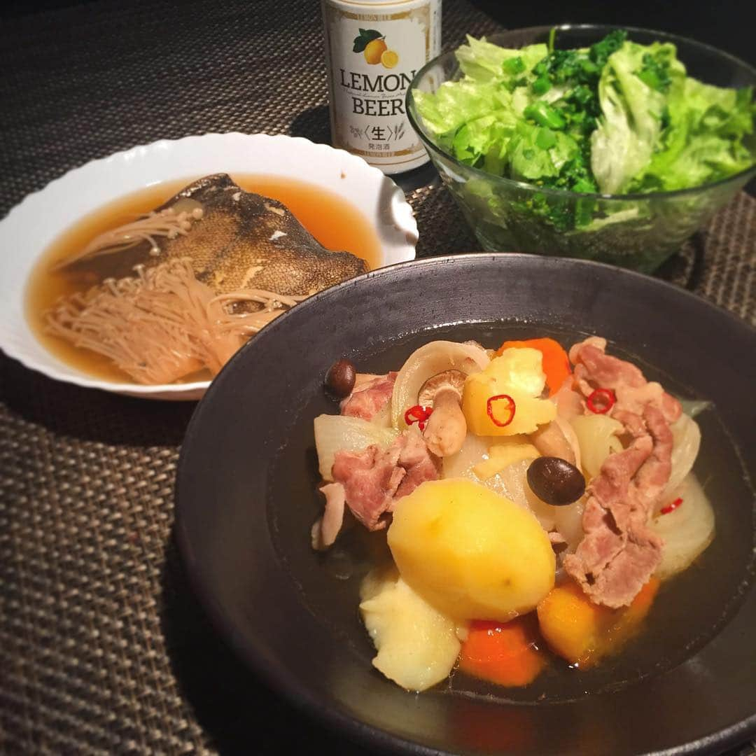 中倉隆道さんのインスタグラム写真 - (中倉隆道Instagram)「. 今夜も和食😋 . と言っても昨日多めに煮たカレイの煮付けがあるから和食になったという流れ🤣💦 . . メインは肉じゃが♬ 新じゃがと新たまの美味しさを味わいたくて大きく切ったー🥔 . 茅乃舎の出汁を使ったら絶対ウマウマに仕上がるやつー👍 . 輪切り唐辛子とショウガ多めが好き！ . . レタスパクチーサラダ🥗 わかめの味噌汁とモグモグ . . 今夜も恵みに感謝🙏 おいしゅーございました😆 . . #肉じゃが #晩御飯 #ベジめし #男子ゴハン #時短レシピ #ダイエット #diet #ダイエットメニュー #野菜ソムリエ  #フリーアナウンサー #中倉隆道 #柿ピー研究家 #料理愛好家」3月14日 21時00分 - ryudo.tokyo