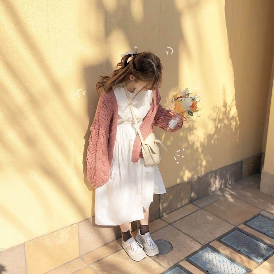 のインスタグラム：「. ガーリーワンピにゆるっとカーデ合わせて 春らしさたっぷりコーデに🌸❤ . . 写真は @akari___0302  さん💕 ． ❣ ❣ ❣ ❣ ❣ アプリやSNSで掲載させていただくお写真募集中😘📸 かわいいコーデやアイテム、注目スポットなどが撮れたら、#rili_tokyo  を付けて投稿❗ . #rili #春 #白ワンピース #白ワンピ #ワンピース #カーディガン #カーデ #ピンク #白コーデ #楽ちんコーデ #お洒落さんと繋がりたい #おしゃれさんと繋がりたい」