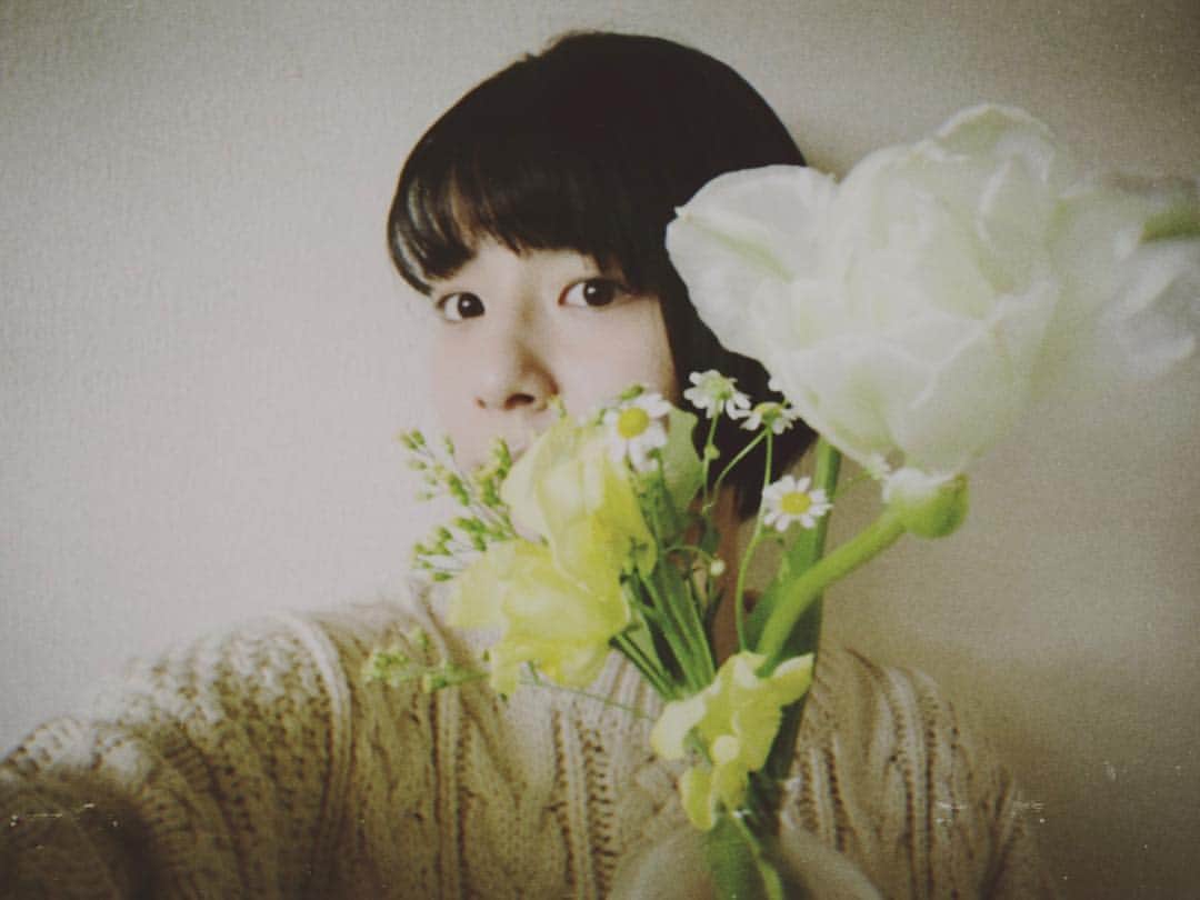 生越千晴のインスタグラム：「おひさしぶりに。 つぼみから咲いて少ししんなりしてきました。。🌷 「まほろば」稽古の日々です。 チケットはほぼなくなっている模様で、観に来てくださる皆様、頑張りますのでお待ちしてます◎ #まほろば #東京芸術劇場シアターイースト」