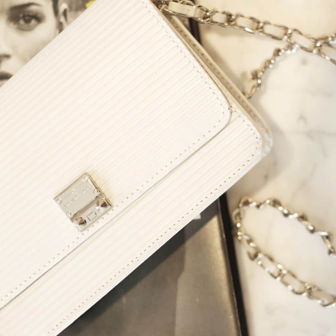 Schutzのインスタグラム：「SCHUTZ 4GRLS • Your New BFF  #schutzhandbags #schutz4girls」