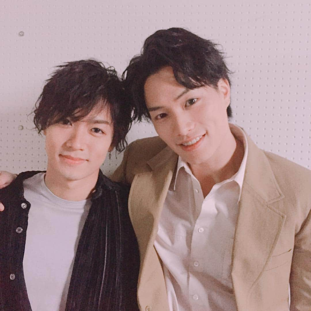 アール編集部さんのインスタグラム写真 - (アール編集部Instagram)「王子達からハッピーホワイトデー😆❤️ arwebで公開中『PRINCE OF LEGEND』の京極兄弟オフショット💕 ああ、眺めているだけで肌がツヤツヤになりそう、、🙏 . . 共演をきっかけに仲良くなった2人の萌えエピソードは必見ですよ〜🥰 . . #スワイプで動画も #突然動画でごめんなさい #笑いながら話してくれる優しさ #イケメンは美容液効果もあります🙆‍♀️ . . #princeoflegend  #プリレジェ #京極兄弟  #鈴木伸之 #劇団EXILE #川村壱馬 #rampage」3月14日 21時10分 - ar_magazine