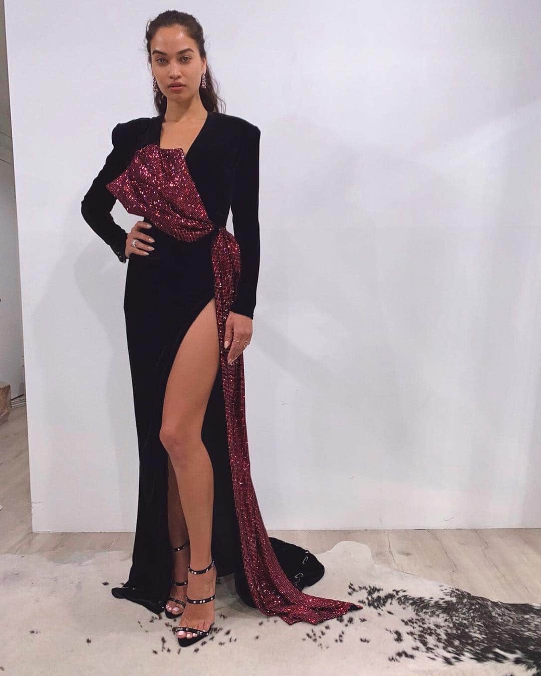 シャニーナ・シャイクのインスタグラム：「BTS from the Oscar weekend fitting ... I want to wear it again!! @danixmichelle #throwback 💘」