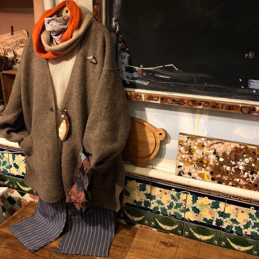 CHIPPRUSONのインスタグラム：「日曜日は宝ヶ池であそば春！ご近所の串揚げ万年青のオモテ市ブースでパン販売いたします。シェアブースの為に種類は少なめですが、お気に入りや一押しの厳選メニューにしたいと思い、日曜日の出店コーディネイトを考えていたら、先ずはバゲットピン🥖ブローチを作るところから始まりました。古着屋チップルソンでモチベーションup！笑 @kushiage.omoto」