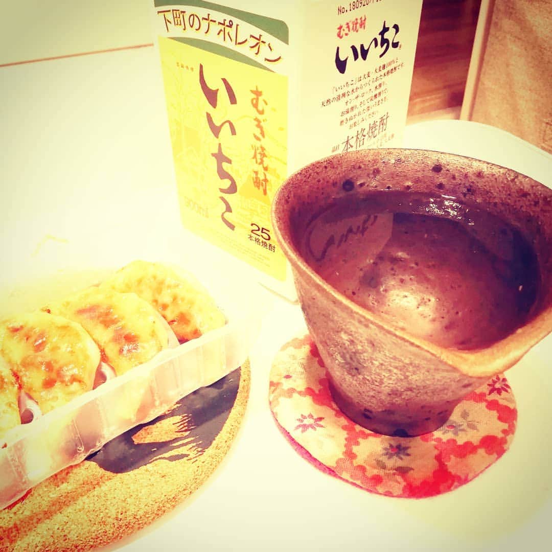 松本隆博のインスタグラム：「。 今日はもう、冷凍餃子 といいちこお湯割り、 これさっと呑んで寝る事 にします。 よく働きました(^-^)」
