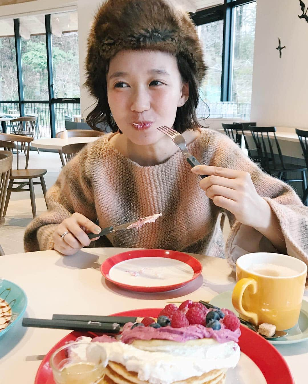 柴田紗希さんのインスタグラム写真 - (柴田紗希Instagram)「めちゃめちゃかわいー！！！！！！ (好きな写真ありすぎて8枚載せたから最後まで見てちょ) 3月16日にオープンする 埼玉県飯能市の @moominvalleypark に 一足先に行ってきたよ🌼 大好きななっちゃんと可愛いムーミンの世界を味わえて、そして本当に楽しくて美味しくて癒しスポットで大満喫！ . 知らなかったムーミンの作者さんの思い、ムーミンってこんな面白さが、こんな愉快な奇妙な登場人物がいたんだって 、、、、、ムーミンの小説が読みたくなった日だったよ。 あと、大自然が最高に気持ちよかったな❤️ #ムーミンバレーパーク  #3月16日オープン #特に最後の写真お気に入り」3月14日 21時17分 - shibasaaki