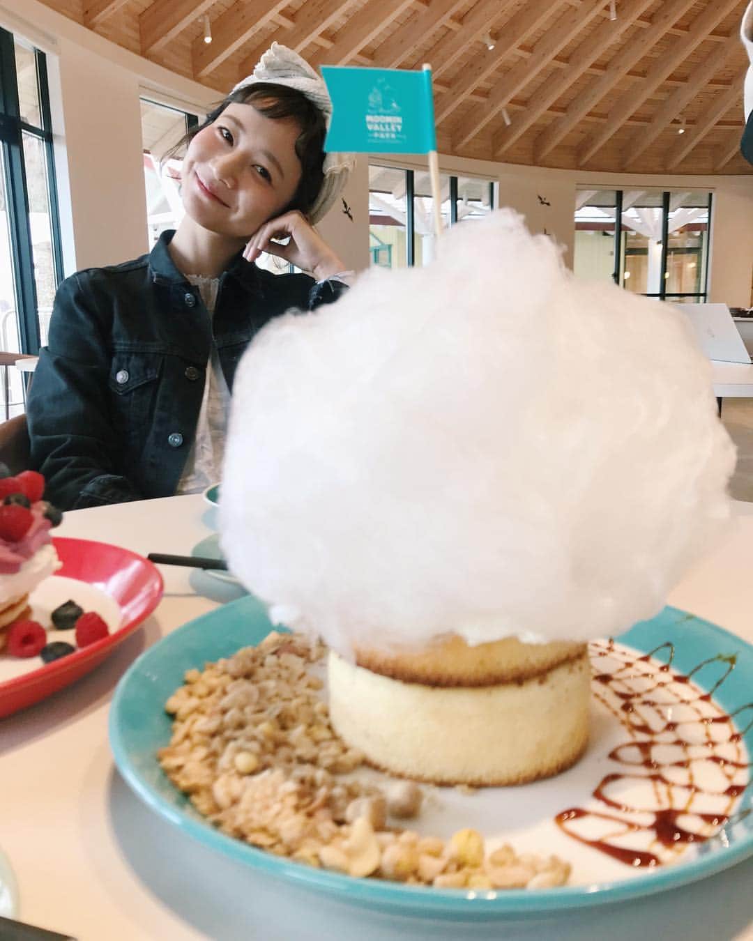 柴田紗希さんのインスタグラム写真 - (柴田紗希Instagram)「めちゃめちゃかわいー！！！！！！ (好きな写真ありすぎて8枚載せたから最後まで見てちょ) 3月16日にオープンする 埼玉県飯能市の @moominvalleypark に 一足先に行ってきたよ🌼 大好きななっちゃんと可愛いムーミンの世界を味わえて、そして本当に楽しくて美味しくて癒しスポットで大満喫！ . 知らなかったムーミンの作者さんの思い、ムーミンってこんな面白さが、こんな愉快な奇妙な登場人物がいたんだって 、、、、、ムーミンの小説が読みたくなった日だったよ。 あと、大自然が最高に気持ちよかったな❤️ #ムーミンバレーパーク  #3月16日オープン #特に最後の写真お気に入り」3月14日 21時17分 - shibasaaki