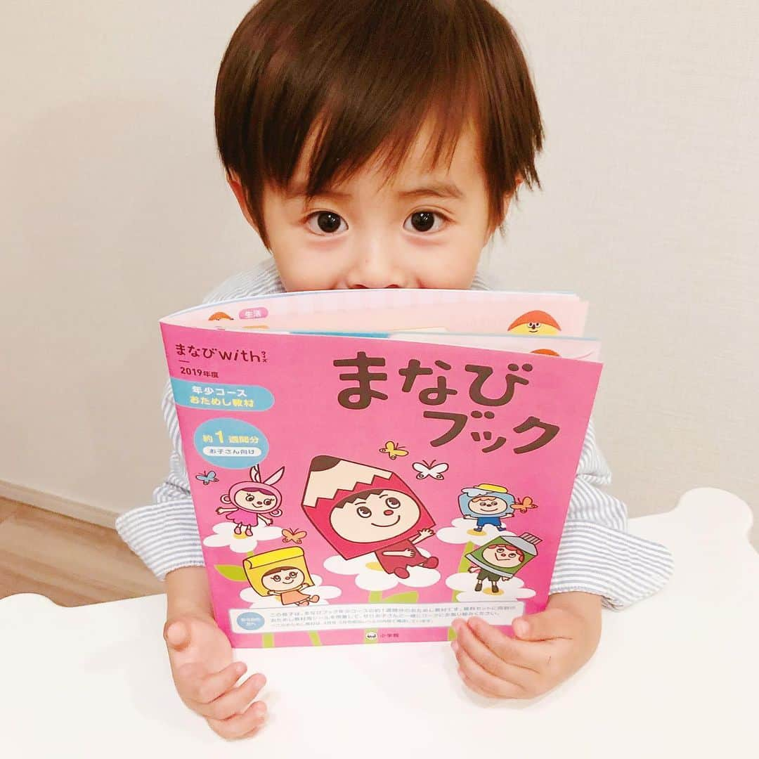 A_kun*mamaさんのインスタグラム写真 - (A_kun*mamaInstagram)「最近あーくんはどこで覚えてきたのか？👦🏻﻿ ﻿ 「ママ〜ずっといっしょにいようね〜❤️﻿ けっこんしようね〜」と言ってくれます😂﻿ ﻿ 絶対に今だけしか言わないから←﻿ 「ありがとう」って抱きしめながら﻿ 喜びを噛み締めておきたいと思います😂💓笑﻿ ﻿ ﻿ そんな今日は﻿ 小学館の通信教育「まなびwith」の﻿ お試し教材が届いたので早速﻿ あーくんと2人でやってみました✨✏️📖﻿ @manabiwith ﻿ ﻿ 大好きなシールを貼ったり﻿ 生活の中で大事なことを教えてくれる⭕️✖︎クイズがあったり、数を数えたり、線を引いてみたり…﻿ 上手くできたら「すごーい👏」と沢山褒めてあげるとうれしそうにもっともっとやりたいと楽しんでいました‼️😍﻿ ﻿ 「お勉強」という固い感じではなく﻿ 遊んでいるように楽しみながら始められて﻿ 自分で考える力がついていくのはとても理想的だと思います✨﻿ ﻿ 「おやこブック」という親の為のアドバイスが書いてあるものもあり、これを一度自分で読み込んで、ここはどのように一緒に考えたらいいか、どんな風に話したら分かりやすく伝わるかな❓🤔と親の私自身も考える時間ができ、真剣に子どもと向き合うことができました✨ ﻿ 色々試してきたけど私的に一番いいなぁと思えたので 4月から始めたいなと思いました❤️🤗﻿ ﻿ ﻿ #まなびwith  #通信教育 #小学館 #３歳 #4歳 #ベビフル #コドモノ #ママリ #mamanoko #男の子 #男の子ママ #親バカ #おやばか #幼稚園 #春 ﻿#コズレ #コドモノ #教育 #ig_kids #こどものいる暮らし #子ども #親子 #勉強 #ドヤ顔」3月14日 21時28分 - aaaooo121