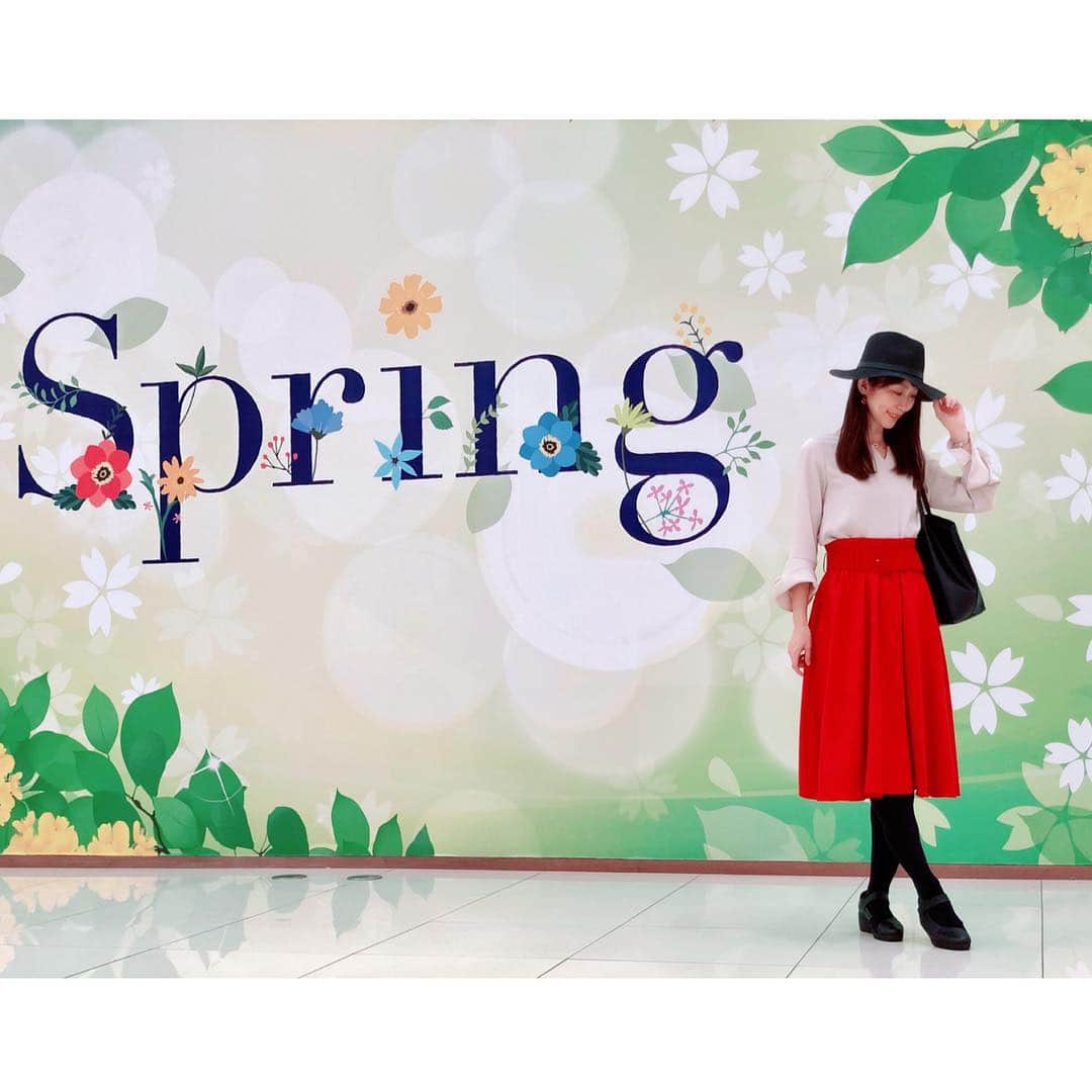のインスタグラム：「いよいよ街のあらゆる所が… 春づいてまいりました🌷🐝…❤️✨ * 🌸ウェア 👗👠 💜TOPS fch812-0194 @joint_space @feerichelu #feerichelu #feerichelu_style  #フェリーシェル 💜SKIRT @ingnistore * 🌸小物💍*。 @queen.lupis #ルピス 💜黒ハット (hat0010) 💜リング (q463) ✼••┈┈┈┈┈┈┈┈┈┈┈┈┈┈┈┈••✼ #ootd #fashion #outfit #coordinate #style #instafashion #コーディネート #ファッション #コーデ #code #followme #fashionista #今日のコーデ #今日の服 #outfitoftheday #大人カジュアル #ロングスカートコーデ #大人コーデ #スカート #ロングスカート #本日のコーデ #本日のコーディネート #cawaii #cordinate #大人スタイル #おしゃれ好きな人と繋がりたい ✼••┈┈┈┈┈┈┈┈┈┈┈┈┈┈┈┈••✼」