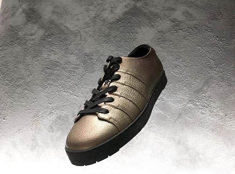 のインスタグラム：「📸 by @maison_corthay_japan  The ‘90 - Corthay’s very first sneaker! Comfort and style guaranteed! 👌🏻✨ • • #Corthay #Paris #Japan #90 #Sneaker #Baskets #Shoe #OldWood #White #Bronze #Calfskin #Leather #Cuir #Patina #Souliers #TheFinestShoes #LaCouleurCestCorthay #Shoeporn」