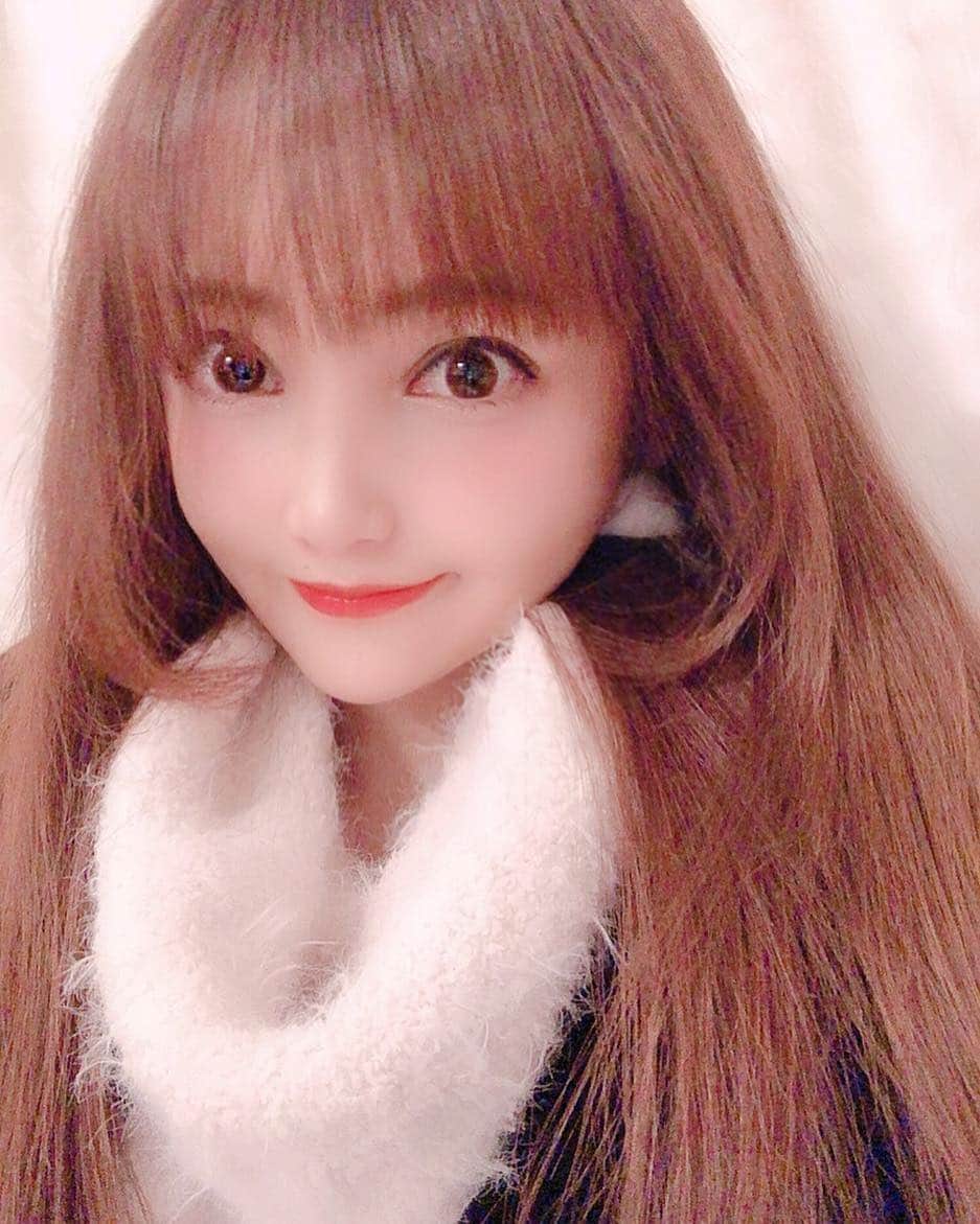 のインスタグラム：「こんばんみ🐰💓今日は寒いね🥺ニットそろそろやめなきゃかなーっと思ってるけど寒がりさんだからまだムリだ🤢w花粉もすごいね😩めっちゃひどいタイプではないけどお鼻がムズムズ...🐽早く花粉なくなりますようにw  #グラドル自画撮り部#猫顔#童顔#babyface#ナチュラル#sexy#cute#ニット#白ニット#ふわふわニット#タートルネック#寒い#冬#花粉#花粉症#鼻#ムズムズ#痒い#피스#piece#japanesegirl#followme」