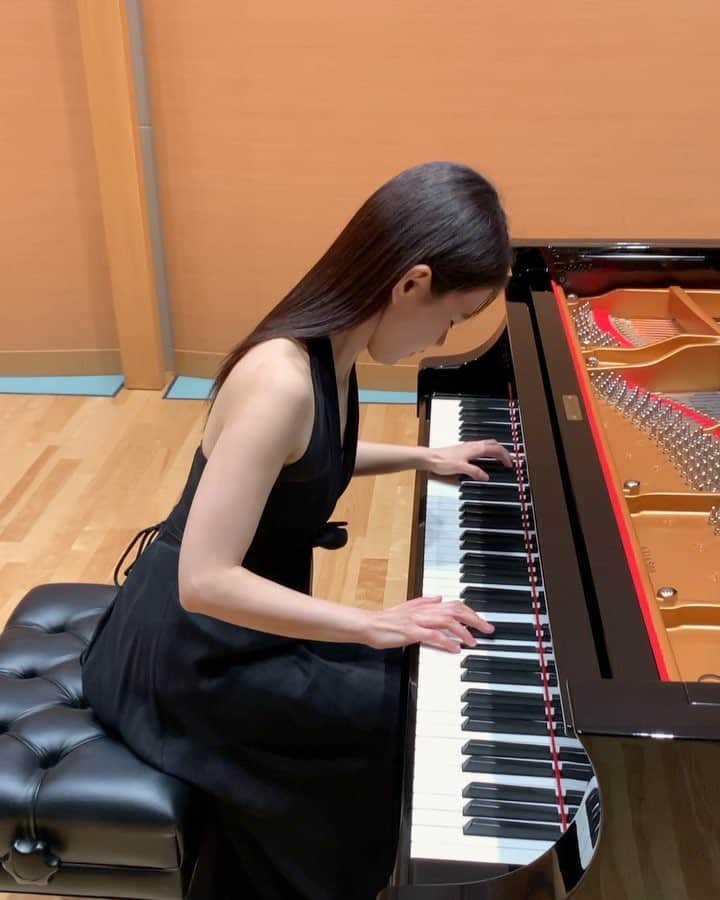 のインスタグラム：「I absolutely love this nocturne. It is beautifully lyrical, but at the same time it has strong dramatic tention. Hope you like it 😊 🎹Chopin: Nocturne Op. 27 No. 2 ノクターンの中でも個人的にベスト3に入る一曲です。叙情的、でもその中にドラマ性があり強い情熱を秘めている。非常に美しいノクターン。いつもお聴き下さっている皆様、ありがとうございます😊 ・・・ #piano #pianist #chopin #chnpinnocturne #chopinnocturneop27no2 #classicalpianist #pianolove #musician #musicianlife #pianista #lisanakazono #ピアノ #ピアニスト #ショパン #ノクターン #音楽家 #中園理沙」