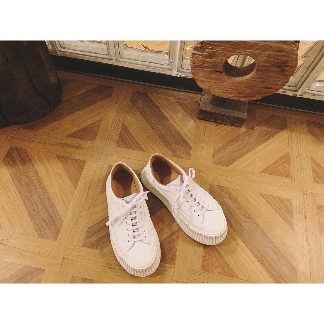 のインスタグラム：「White sneakers 👟👟 #Love @jilsander  #whitesneakers」