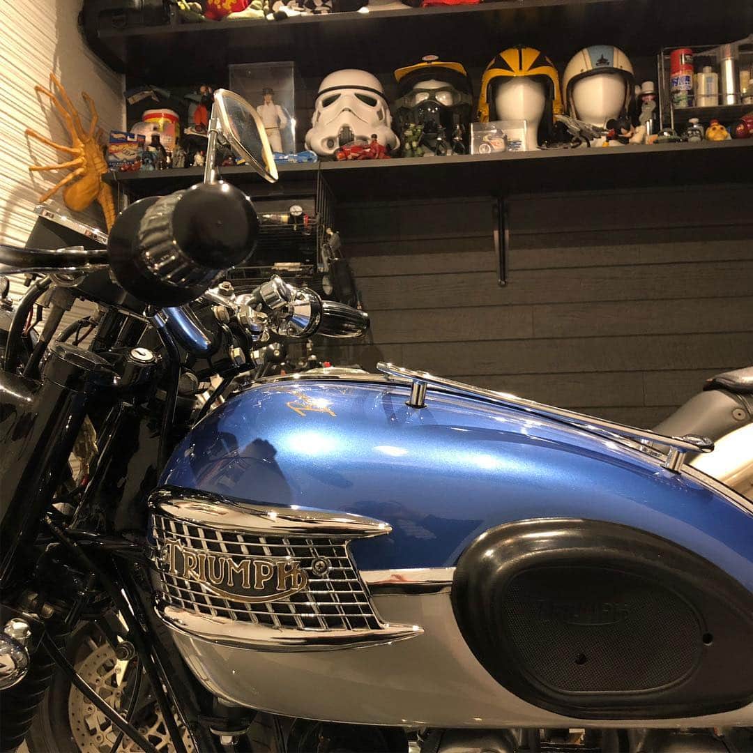 のインスタグラム：「ガレージに戻るとホッとする。#triumph #t120 #bonneville #bonnie #britbike #britishmotorcycles #lewisleathers #madeinengland #rockers  #caferacer #tonupboys #triumphmotorcycles #vintagetriumph #675 #triumphstreettriple #streettriple #streettriple675 #garagelife」