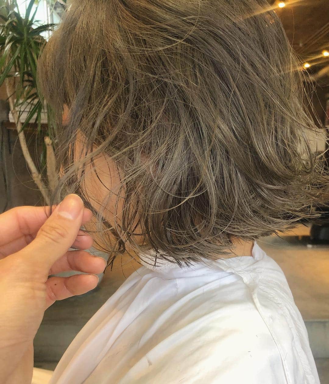 カワシリアツシのインスタグラム：「ブリーチで暗くても赤みゼロ👌 ・ ・ ・ ・ブリーチの回数がわからない。 ・値段が気になる。 ・ダメージが心配。など なんでもご気軽にご相談ください😊 ・ ご予約やご相談はURLもしくはDM・LINEにてお待ちしております🙆‍♂️ ・ ・ ・ ご予約はトップページURLをクリック😊 もしくはDMください✉️ ・ ネットで×になってても お取りできるお時間もございますので、 ご気軽にご相談ください🙆‍♂️ ・  #アディクシー #イルミナカラー  #外国人風カラー #ミニボブ #切りっぱなしボブ #ハイライト #外ハネ #グラデーション #外国人風 #ポートレート #美容室 #美容院 #美容学生 #撮影 #東京 #渋谷  #ショートヘア #グレージュ  #ブルージュ #ブリーチ #portrait #フィルムカメラ #hairstyle #ショートカット #haircolor #ハイトーン #데일리룩 #时尚 #แฟชั่น#デジキュア」