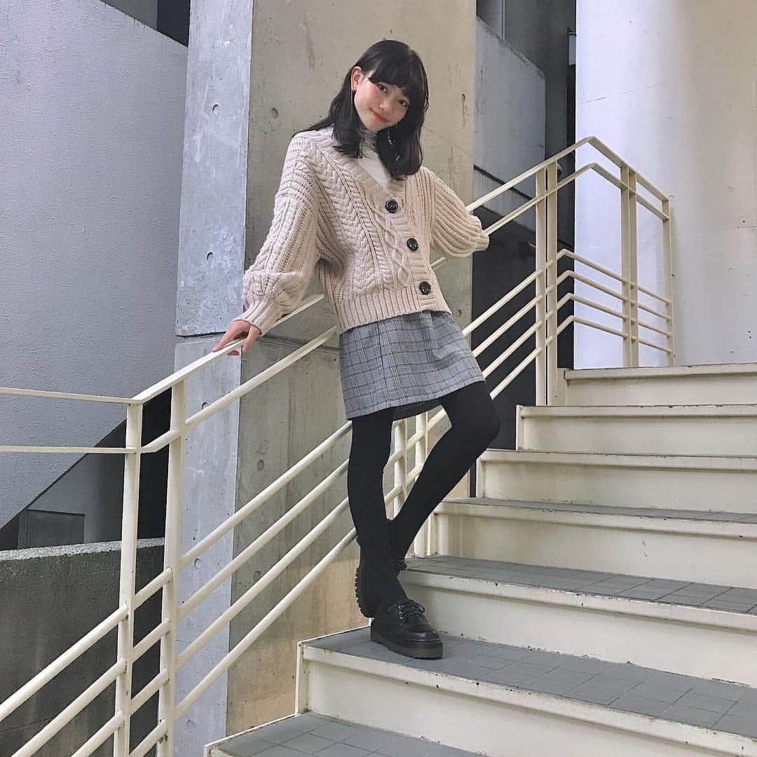 新潮社「ニコラ」さんのインスタグラム写真 - (新潮社「ニコラ」Instagram)「めずらしくガーリーコーデ︎☺︎ レーストップスに、流行りのカーディガンをゆるっと着てみました♡ わざとシンプルな色にして、甘くなりすぎないようにしたところがポイント！  tops＿WEGO outer＿Heather skirt＿WEGO shoes＿W♡C earring＿WEGO  #広瀬まのか #マノカ  #ニコモSNAP #ニコモ #ニコラ #nicola #中学生 #jc1 #今日のコーデ #きょコ #お洒落さんと繋がりたい」3月14日 21時43分 - nicola_snap