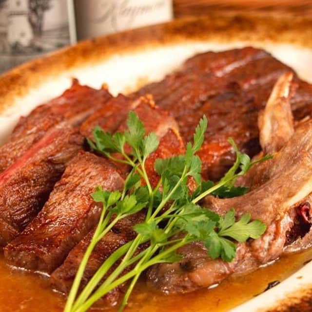 のインスタグラム：「バターと肉汁のソースがお皿から広がり食欲がそそられる、4種類のお肉の盛り合わせ。 ブロイラーオーブンで両面を焼いたお肉を一度取り出し、バターを塗った専用のお皿にのせて再度オーブンで焼くひと手間がポイント！ #東京カレンダー #東カレ #tokyocalendar #恵比寿 #TsSTEAKHOUSE #ティーズステーキハウス #カルテットステーキ」