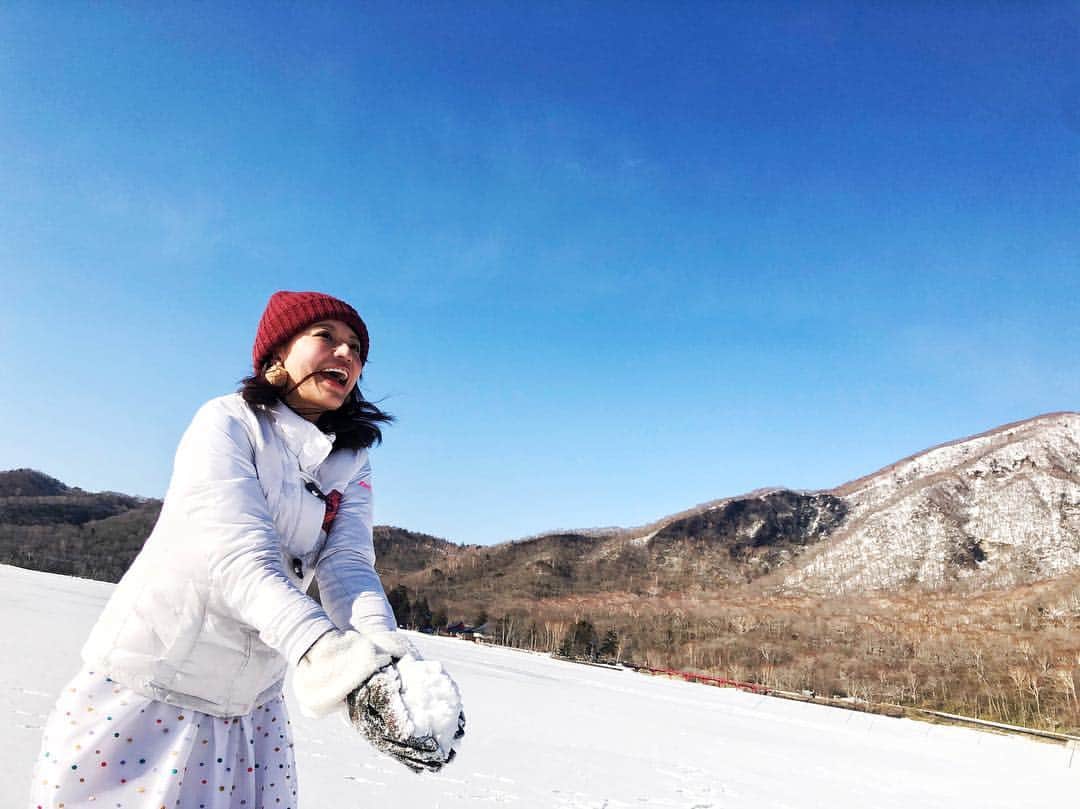 熱田久美さんのインスタグラム写真 - (熱田久美Instagram)「今日も撮影でした✨ 山の上の方まで行ってきたから、雪がたくさん❄☃ オフショットです(*^^*) ここはなんと！湖の上です！ それにしても、最近のスマホって本当にすごいなあ…*̣̩⋆̩* 色々と新しい発見のあった1日でした📸 動画自分で撮るのも楽しいかもしれない…🤔🤔 ・ #shooting #mountain #snow #lake  #撮影 #作品 #オフショット #山 #雪  #粉雪 #パウダースノー #湖 #凍ってる #アイドル 風 #イメージ #氷点下 #寒かった #満面の笑み  #笑顔 #あっという間 #時間  #もうすぐ春 #平成最後 #あと少し #ニット #帽子 #ゲレンデ #青空 #完璧 #コーディネート」3月14日 21時47分 - kuumi1125