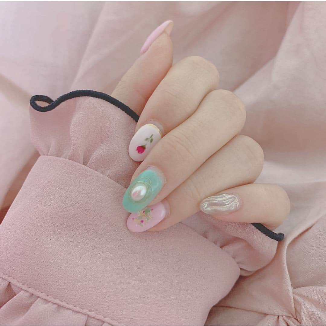 平田詩奈さんのインスタグラム写真 - (平田詩奈Instagram)「ネイルのデザイン決めるのたのしい💅🏼 #nail」3月14日 21時48分 - shiina__0822