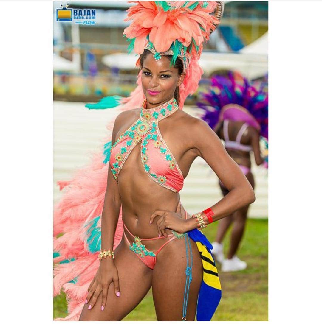 クラウディア・ジョーダンさんのインスタグラム写真 - (クラウディア・ジョーダンInstagram)「#TBT Crop over in Barbados! . Had sooooo much fun on this trip. Shout out to my boy @robrileynyc For making sure I got to play with #KraveTheBand and making sure I had the best costume. That headpiece was everything! Looking forward  to Jamaican Carnival next month! @kravetheband」3月14日 21時51分 - claudiajordan