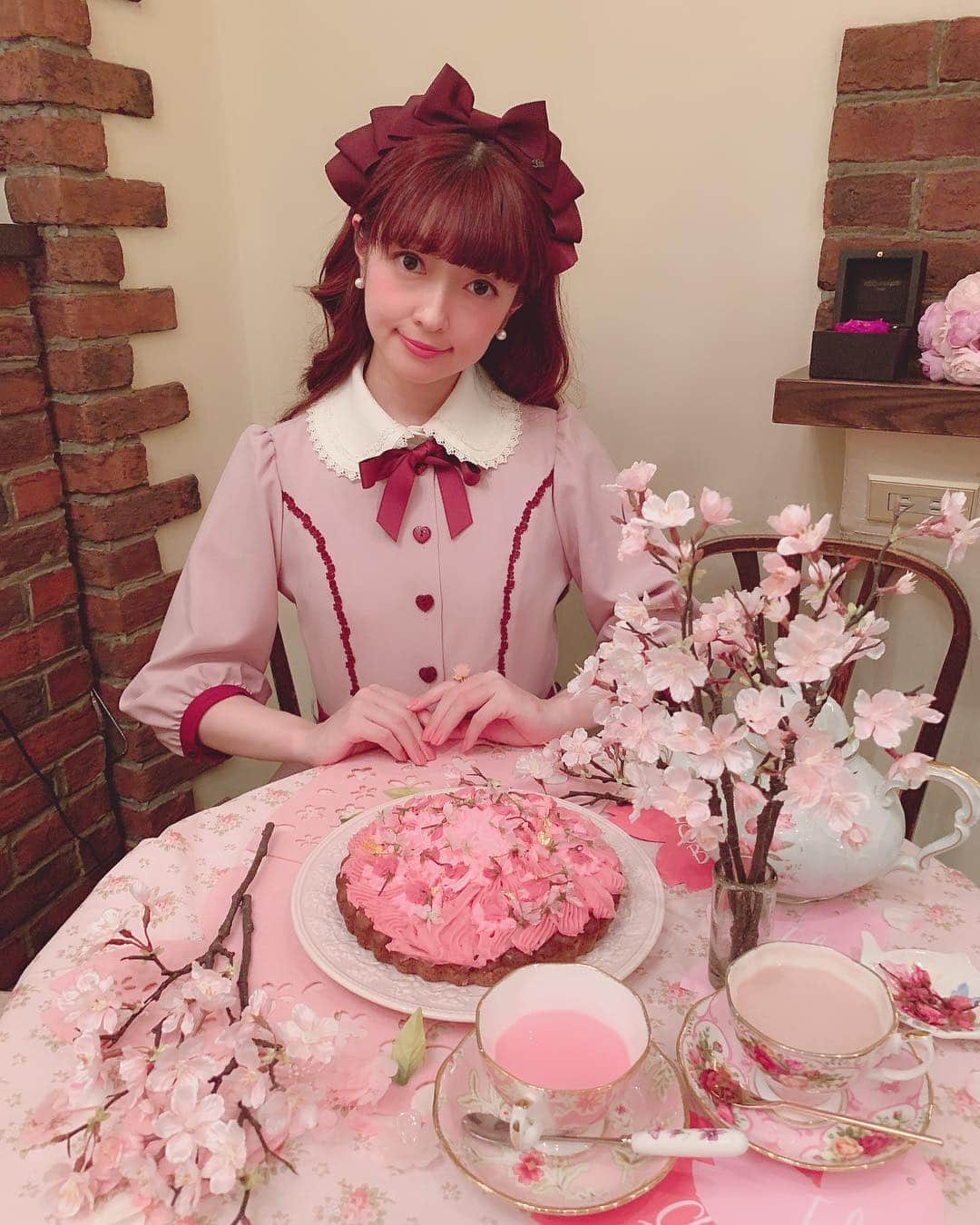 青木美沙子さんのインスタグラム写真 - (青木美沙子Instagram)「アコリットさんとコラボさせて頂きます！桜🌸の季節にちなんだ桜モンブランタルト！ 名前は、 美❤︎桜ケーキセット🌸 3月20日からスタートで1カ月の期間限定のメニューになります💓 3月20日から4月21日まで！！ 美沙子来店イベントが決定❣️ 3月21日祝日17時から20時まで来店します❤︎ 美❤︎桜ケーキセットをご注文頂いた方には、 美沙子と2ショット写真が撮れます🤳 混雑時は1時間制にさせて頂く場合もございます！ 写真はワンホールです！通常はカットした状態でのご提供になりますので予めご了承ください🌸  期間中美沙子スペシャル桜テーブルを作りました！！ ピンクいっぱいの桜いっぱいのテーブル🌸 こちらは1時間制で予約可能です！！ #アコリット #目白カフェ #青木美沙子  #ロリータファッション #桜スイーツ #期間限定コラボ #美❤︎桜ケーキセット #美沙子のお茶会」3月14日 21時54分 - misakoaoki