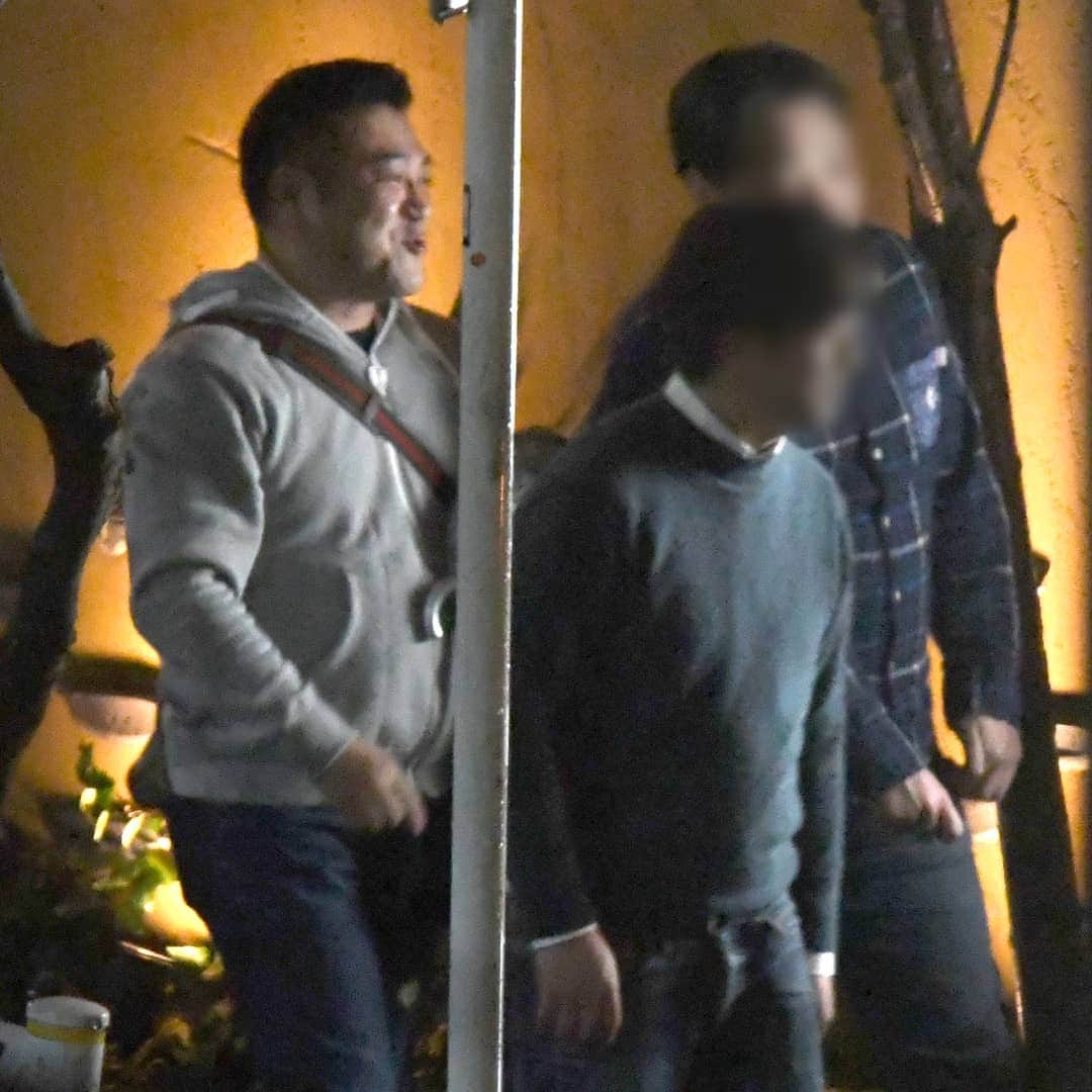 のインスタグラム：「【中居正広 ジャニーズ残留！独立説囁かれるも3月に結論の理由】 冷たい雨が降る3月初旬の午後10時半。傘を差しながら急ぎ足で都内の飲食店に入っていく中居正広（46）の姿があった。3月末で終了する冠番組『中居正広の身になる図書館』（テレビ朝日系）の最後の収録を終え、打ち上げが行われていたのだ。 この日も会場には共演者のKis-My-Ft2の藤ヶ谷太輔（31）、玉森裕太（28）、北山宏光（33）とお笑い芸人の山崎弘也（43）らが駆け付けていた。 ※詳細はプロフィールのリンクからWEB女性自身へ スクープダイジェストをストーリーで公開中！  #中居正広 #ジャニーズ事務所 #中居正広の身になる図書館 #打ち上げ #山崎弘也 #女性自身 #いいね #フォロー」