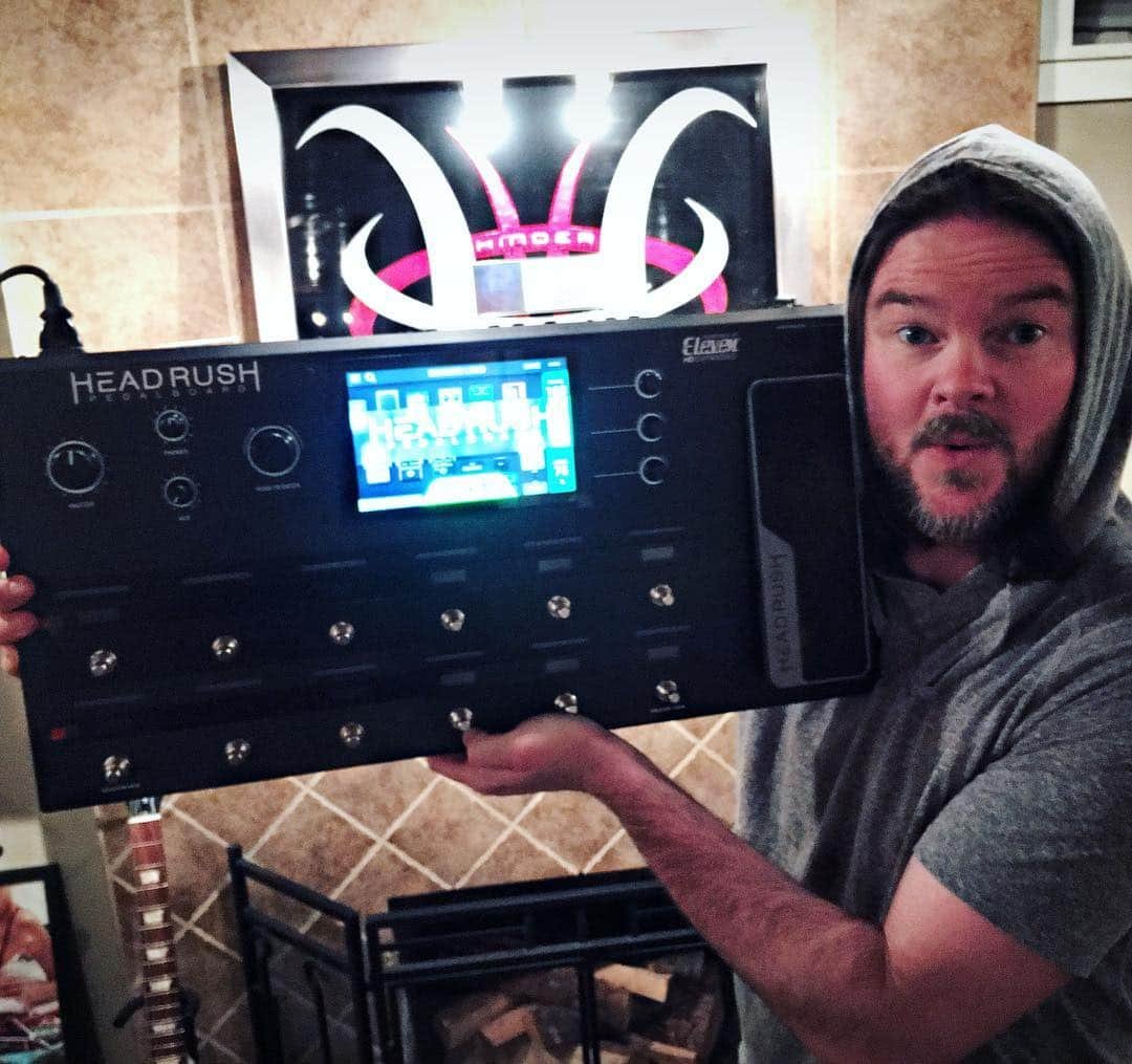 ヒンダーさんのインスタグラム写真 - (ヒンダーInstagram)「Just got a new toy! We’re excited to try out the @headrushfx on the next tour! #hinder #halo #gear #guitar #tone #fx #band #tour #headrush #new」3月14日 21時59分 - hindermusic