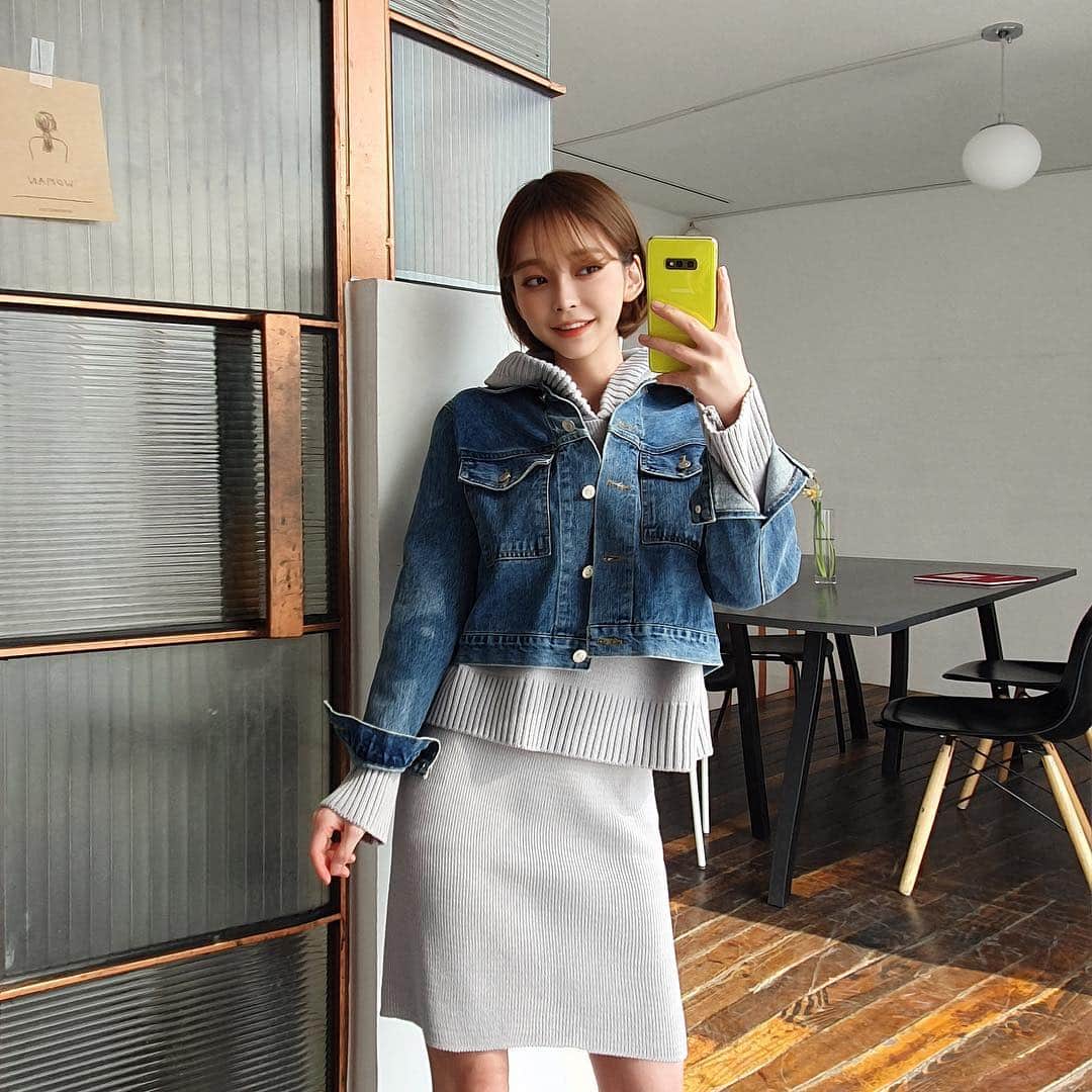 Chuuのインスタグラム：「⠀⠀⠀ 숏 데님 재킷으로 스타일리쉬 셀피~ #거울샷 #셀스타그램 #ootd #데일리룩 #I❤️S10」