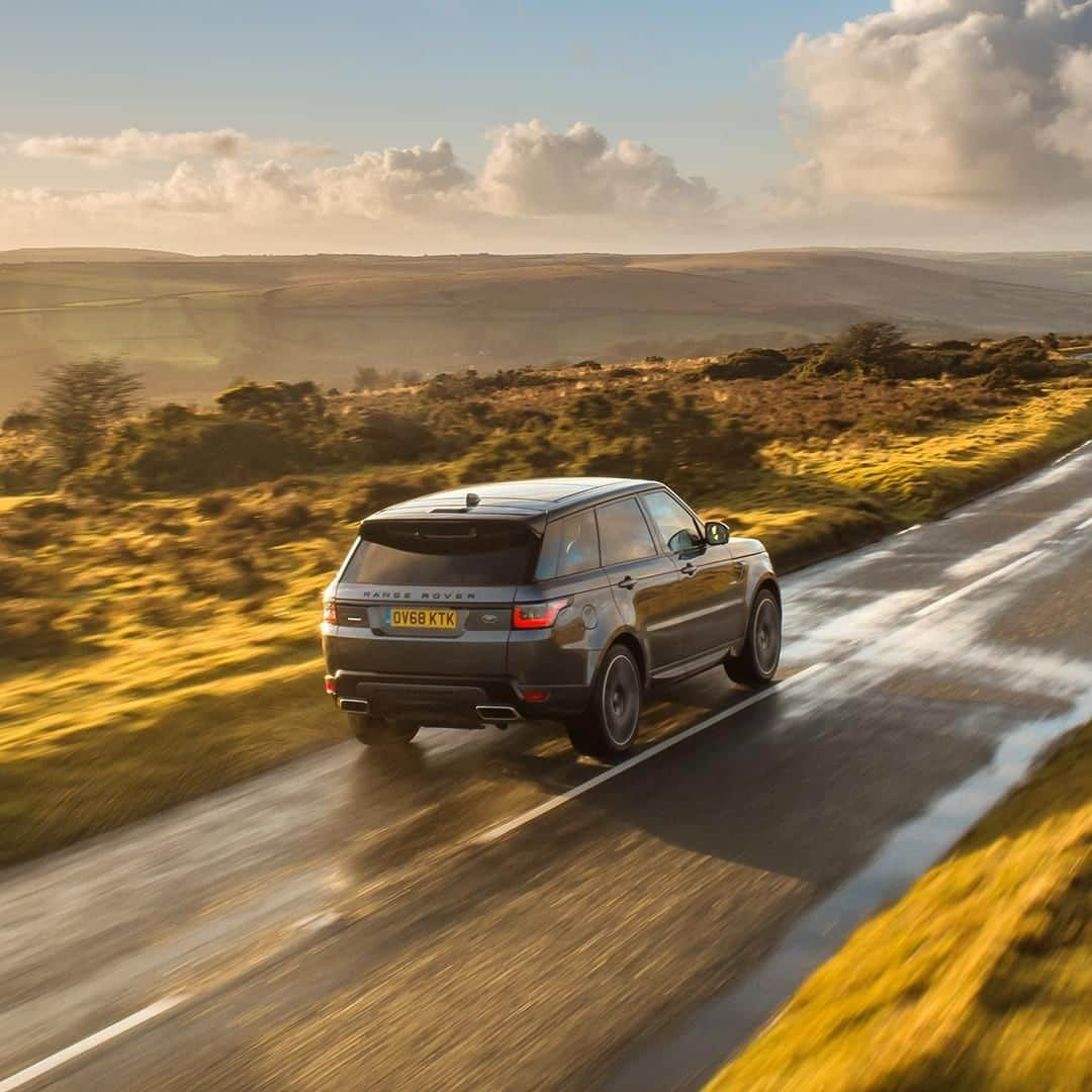 Land Roverさんのインスタグラム写真 - (Land RoverInstagram)「With exceptional driving technologies and poise, every photo of the #RangeRoverSport shows perfect composition.  #4x4 #Design #PerformanceSUV #LuxurySUV #Instacar #Carsofinstagram #Car #Cars #Sunset」3月14日 22時00分 - landrover