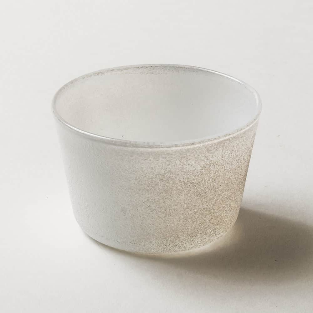 Komerco-コメルコ-さんのインスタグラム写真 - (Komerco-コメルコ-Instagram)「. 季節を問わず使いたくなる✨ しっとりと温かみを感じる #fukuglassworks のガラスカップ。 . 絶妙なくすみカラーとすりガラスのような質感で ほっとするような優しい雰囲気を作り出してくれます。 涼やかで透明なガラスとはまた違った良さがありますね👀 . 一般的なそばちょこよりも口が広く、棚にしまうときにも重ねやすい形です。 （※ガラスを重ねるのが不安な方は、キッチンペーパーなどを間にはさんでくださいね） デザートだけでなくちょっとしたおかずにも、年中活躍してくれそうですよ💓 . ------------------------------- . FUKU glassworks / うたかた opal colorデザートカップ . ▷こちらの作品はKomercoアプリでクリエイターから直接ご購入いただけます。 アプリ内「さがす」で「うたかた」と検索してください🔎 . ▷iOS版Appダウンロードはプロフィールリンクから📲 @komerco_official.」3月14日 22時00分 - komerco_official