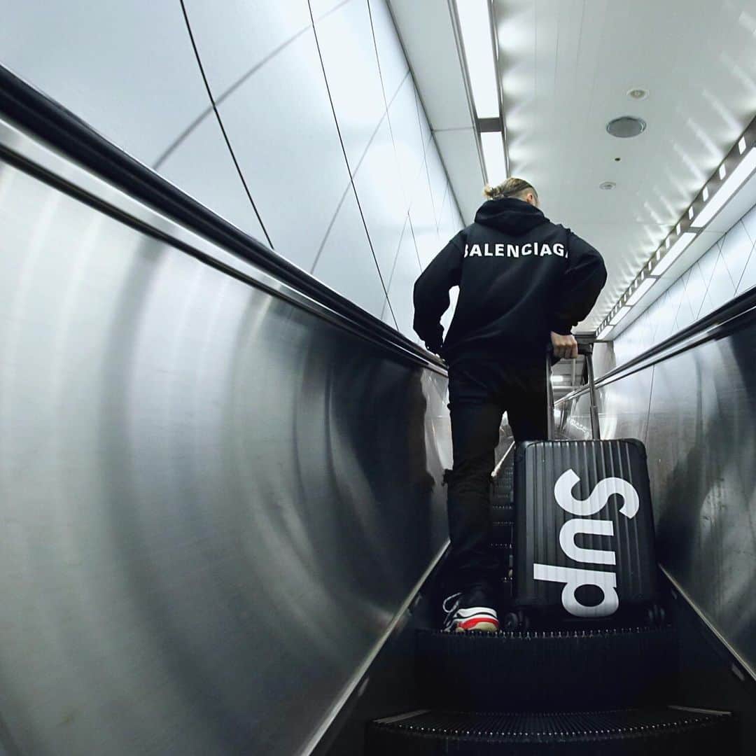KENTOのインスタグラム：「𝐆𝐎𝐓𝐓𝐀 𝐆𝐎  #balenciaga #triples #supreme #rimowa #ootd #outfit #outfitoftheday #instafashion #streetfashion #streetstyle #streetwear #djlife #pioneerdj #beepmmgmt #axcell #weareaxcell」