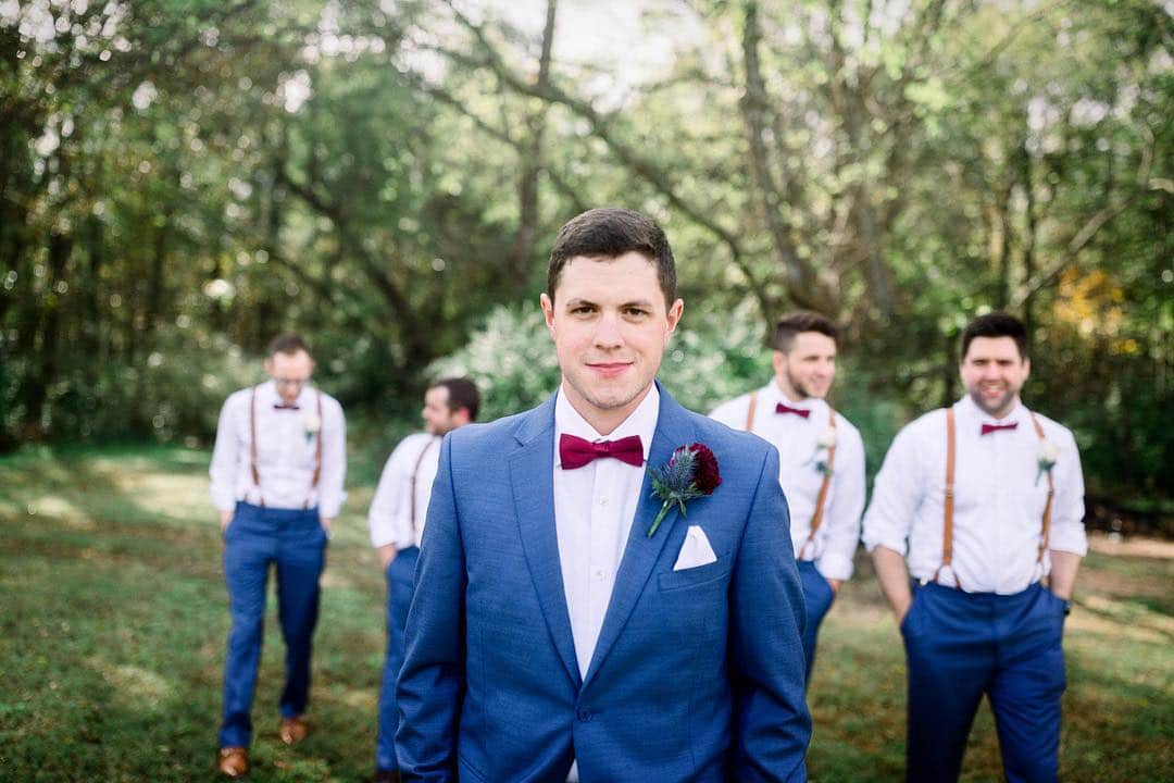のインスタグラム：「Just a bunch of men looking dapper in the woods. #AlwaysStandOut #IkeBehar #IkeBeharGentlemen」