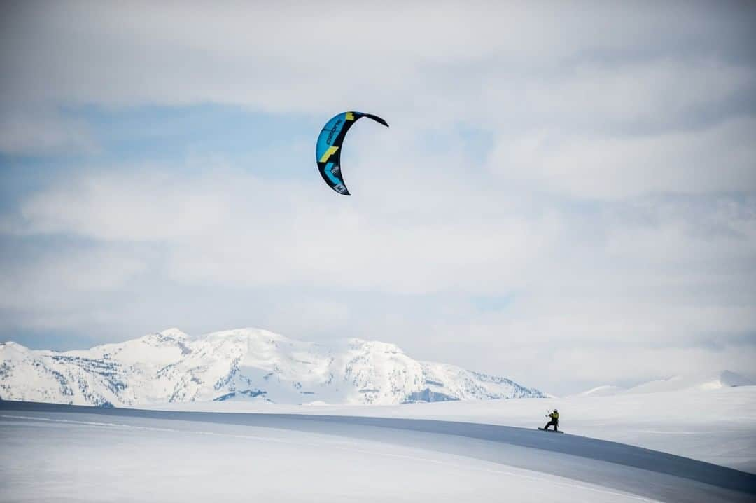 National Geographic Travelさんのインスタグラム写真 - (National Geographic TravelInstagram)「Photo by @taylorglenn | A snow kiter rides the wind near Bondurant, Wyoming. When the conditions are right these adventurers can silently glide through the snowy landscape for miles. Follow @taylorglenn for more around the West, #Wyoming #SnowKite #Windpower」3月14日 22時01分 - natgeotravel