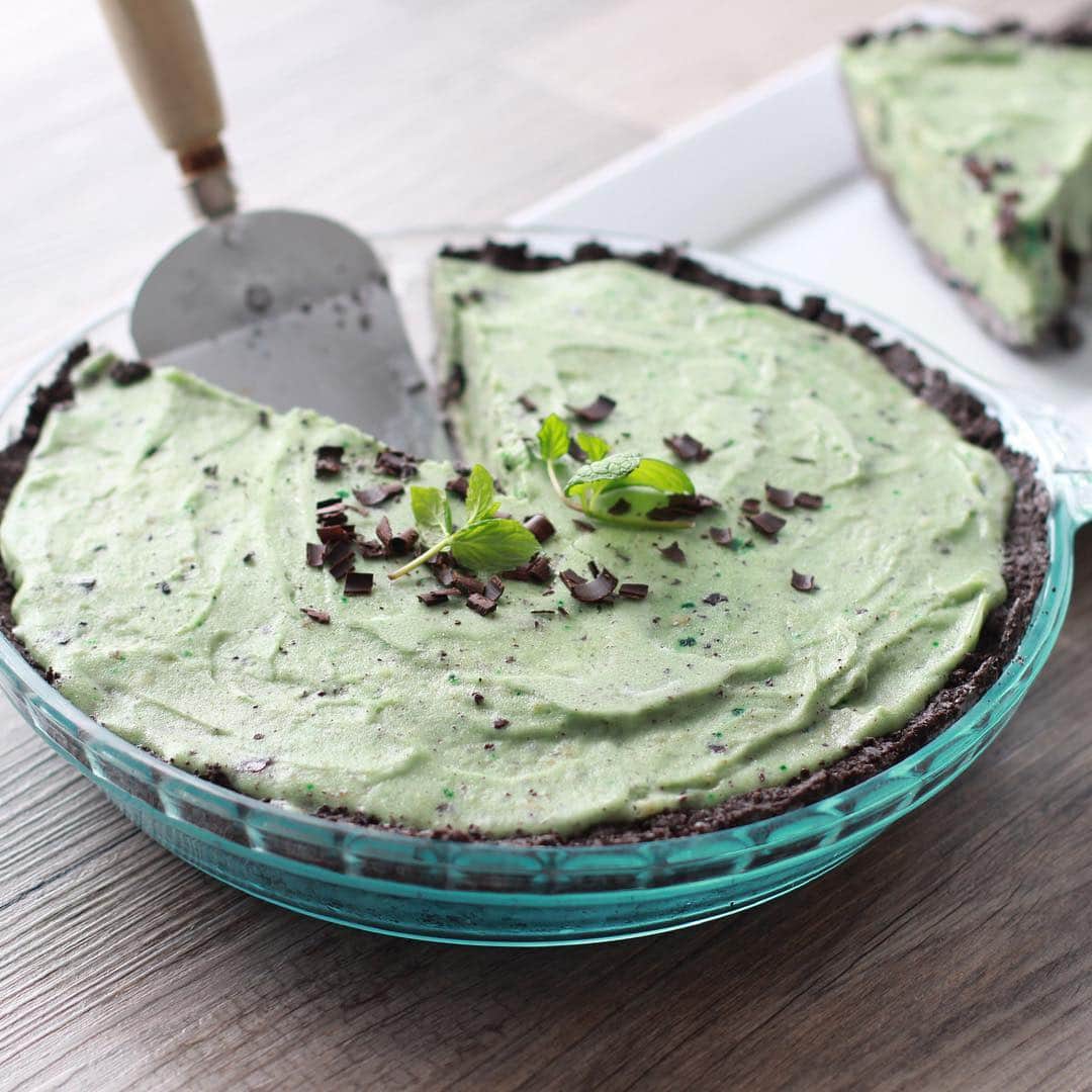 Yonanasさんのインスタグラム写真 - (YonanasInstagram)「Looking for a fun green dessert for St. Patrick's Day festivities this weekend? This mint chocolate Grasshopper “Ice Cream” Pie is one of our favorites.⁣ No one would ever guess the “ice cream” filling is bananas! ⁣⠀ We've linked the recipe in our profile. 💚 #nationalpiday #pie #icecreampie」3月14日 22時07分 - yonanas