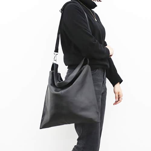 のインスタグラム：「・ ━━★ NEW ITEM ★━━ 👜ポカリレザーショルダーバッグ[ブラック] Item no：l5-90304 ━━━━━━━━━━━ ・ 当店HPにて商品名 もしくはItem no.を検索すると 商品詳細をご覧頂けます✨✨ ・ https://narusya.net/products/detail.php?product_id=8199 ・ シンプルでベーシックなショルダーバッグです。  短いショートハンドルストラップと 取り外し可能なクロスショルダーストラップがあり  トート、ショルダー、クロスで多様に演出が可能です。 ビッグジッパーのスライダーがポイントです。 ・ #ショルダーバッグ #ポシェット  #春コーデ #ellesie #narusya #カジュアルバッグ #春バッグ #レディースバッグ #カバン #鞄 #アラフォーコーデ #大人コーデ #大人可愛い #大人ファッション #大人コーデネート #大人カジュアル #今日のバッグ #本日のコーディネート」