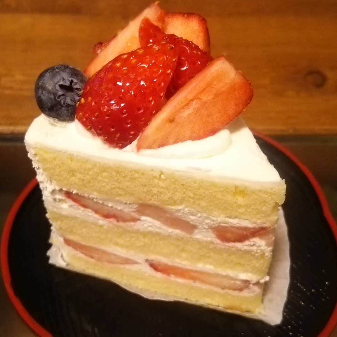 吉村美樹さんのインスタグラム写真 - (吉村美樹Instagram)「ホワイトデー🍰確定申告の帰りに、主人がケーキを買ってくれました❤美味しい～(*´艸`)❤ありがとう！！娘は今日で１歳１ヶ月❗おめでとう❤miki #ホワイトデー #whiteday #おやつのうーお #🍰 #美味しい #感謝 #❤」3月14日 22時09分 - yoshimuramiki0911