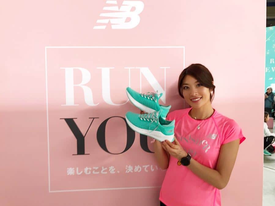 西谷綾子さんのインスタグラム写真 - (西谷綾子Instagram)「✴︎ レース後、完走Tシャツ&ティファニーネックレスを付けて💓 ・ 大人気😍超プレミア🌟 EXPO限定NBシューズ、私も履いてまーす🙌 ・ 次のフルマラソンは、3/31(日)四万十川桜マラソン🌸 ゲストランナーです😆2年連続っ‼︎😭👏 楽しみだーー🤗 ・ 4枚目の写真は、#名古屋ウィメンズマラソン スタート前にご挨拶✨大型ビジョンにも映し出されて☺️♪ ・ #ニューバランスランニングアンバサダー  #走るってやっぱり楽しい  #目標に向かう過程に成長あり #今回をキッカケに #私の物語の始まり」3月14日 22時10分 - ayako.nishitani