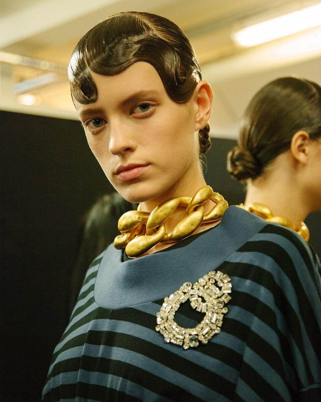 AnOther Magazineさんのインスタグラム写真 - (AnOther MagazineInstagram)「@jw_anderson A/W19 gave us a contemporary twist on the 1920s and 30s starlet, c/o plastic hair by @anthonyturnerhair. Think: The Great Gatsby’s Daisy Buchanan meets Betty Boop, the starting point for which was actually the plasticised heads of Lego figurines. Recreate the look with wet-look gel and a tail comb ✔️⁣⠀」3月14日 22時20分 - anothermagazine