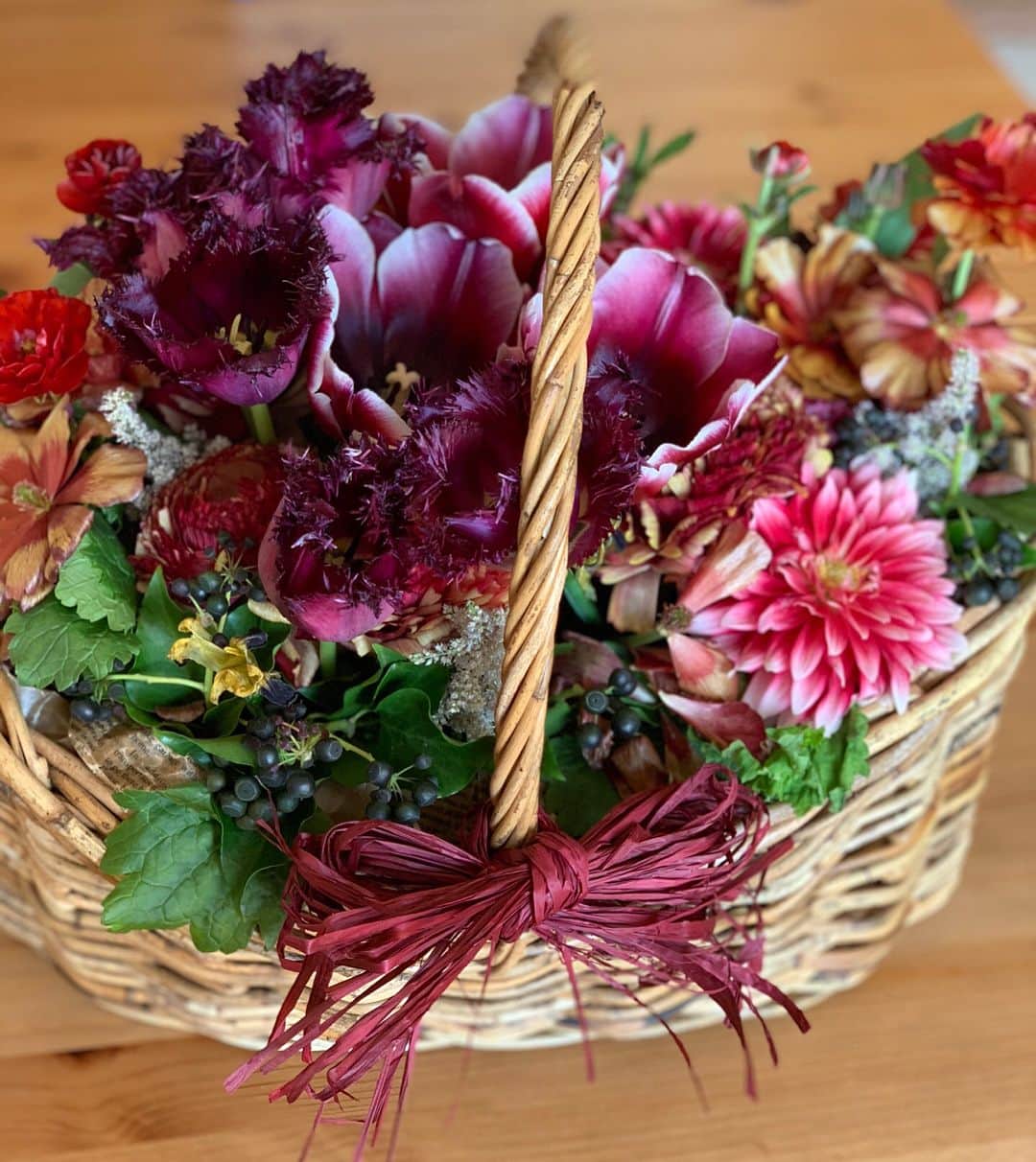 中村祥子のインスタグラム：「日々…変化🌷 お花も成長🌷 目にするもの、手にするもの、 身近にある様々なものから良いエネルギーをもらおう✨😆 舞台の際に頂いたプレゼント、 皆さん、いろいろ考え選びプレゼントして下さって本当有難い☺️ シュガーレディ… 鶏ミンチのスープと豚肉の一口カツ😋どちらも美味しかった👍✨ 来週の🌹カルメン🌹仙台3/19と郡山3/21 (東京エレクトロンホール宮城 / けんしん郡山文化センター )新たなドラマを楽しみたいと思います😊 皆さん、是非いらして下さい✨ #kバレエカンパニー #carmen #shokonakamura #wonderful #present #シュガーレディ」