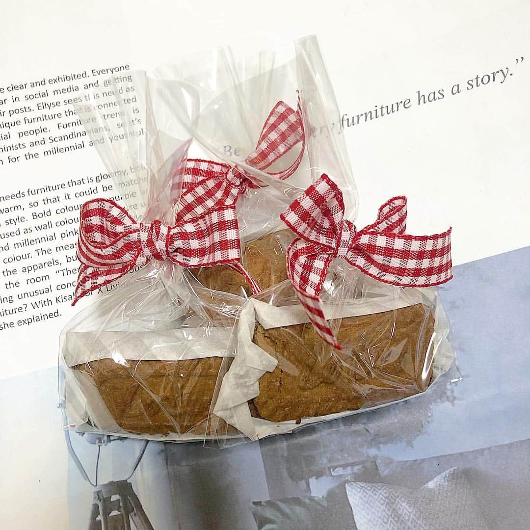 のインスタグラム：「ハッピーホワイトデー💞  バレンタイン作りそびれた私は、ホワイトデーに ロータスブラウニーを作りましたとさ😋🍫 .  ちょー簡単だし見た目も可愛くて🙆‍♀️🎀 . .  #ホワイトデー #ハッピーホワイトデー #ブラウニー #ロータス #ロータスブラウニー#whiteday」