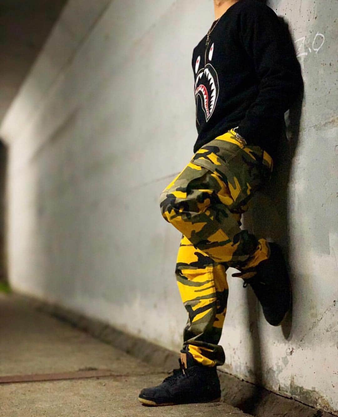 STREAKのインスタグラム：「. #streak_gallery .  @sy_anito さんの#nike#abathingape#aj4 #levis を1取り入れた1枚📷✨ フォロワー限定リポスト企画 "ストリークギャラリー" あなたのお気に入りコーデをご紹介させていただきます📸 ・ 参加方法はかんたん2ステップ ---------------------------------- 1.@streak_official をフォロー 2.#streak_gallery のハッシュタグをつけてお気に入りコーデを投稿 ---------------------------------- ・ #supreme#yeezy#apparel#ootd#nike#LA#assc#424#vlone#antisocialsocialclub#streak#ストリーク#ストリートファッション#ロサンゼルス#コラボ#ストリート女子#ストリート男子#シュプリーム女子#海外ファッション#足元倶楽部」