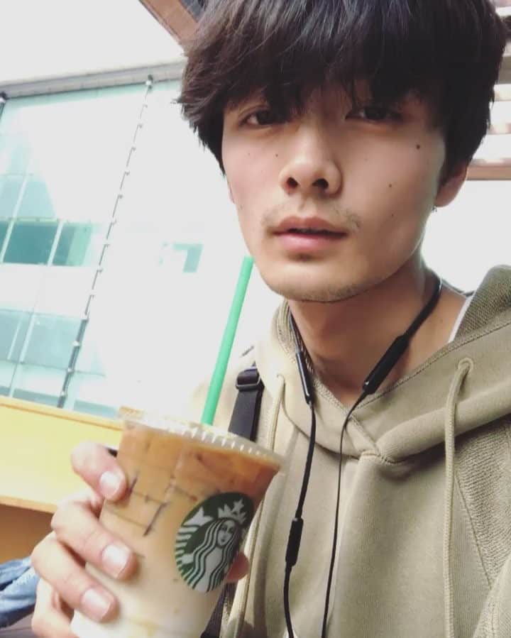 長坂 睦生のインスタグラム：「海外行きた✈︎」