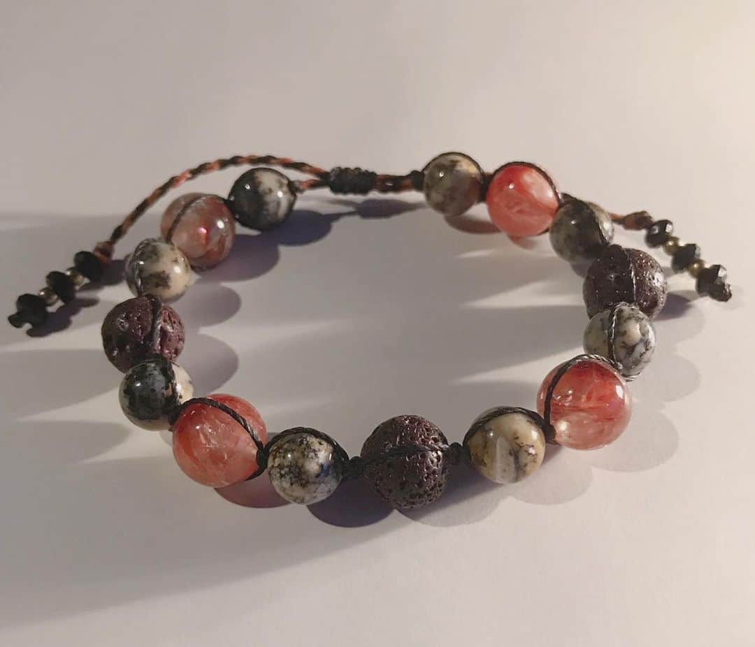 桂のインスタグラム：「ブレスレット  #dendriteopal #redgardenphantomquartz #redgardenquartz #phantomquartz #lavastone #spinel #bracelet #macrame #macramejewelry #デンドライトオパール #レッドガーデンファントムクォーツ #レッドガーデンクォーツ #ファントムクォーツ #ラヴァストーン #溶岩石 #スピネル #ブレスレット #マクラメ #マクラメジュエリー」