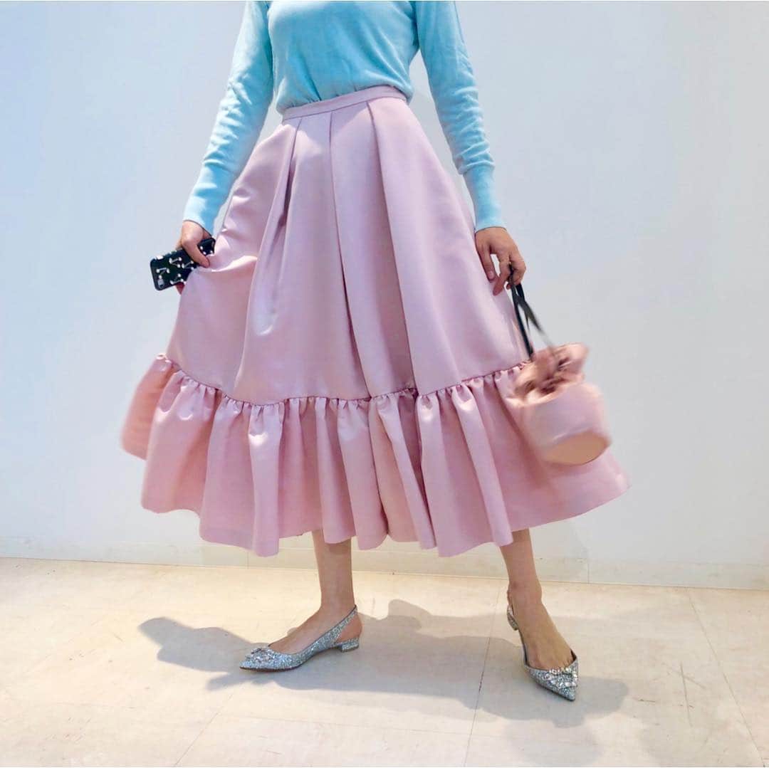 Tsuru by Mariko Oikawaさんのインスタグラム写真 - (Tsuru by Mariko OikawaInstagram)「"華やかな広がりを楽しむスカート"  スッキリとしたウエストラインから裾に向かって花咲くように広がるスカート、Lafontaine。  春らしいパステルトーンで華やぐスタイリングを堪能して。  足元には輝くフラットシューズでとことん心がときめくものを。  Lafontaine ¥35,000+tax Mirror ¥22,000+tax  #tsurubymarikooikawa #2019ss #sprigcollection #lafontaine」3月14日 22時29分 - tsurubymarikooikawa