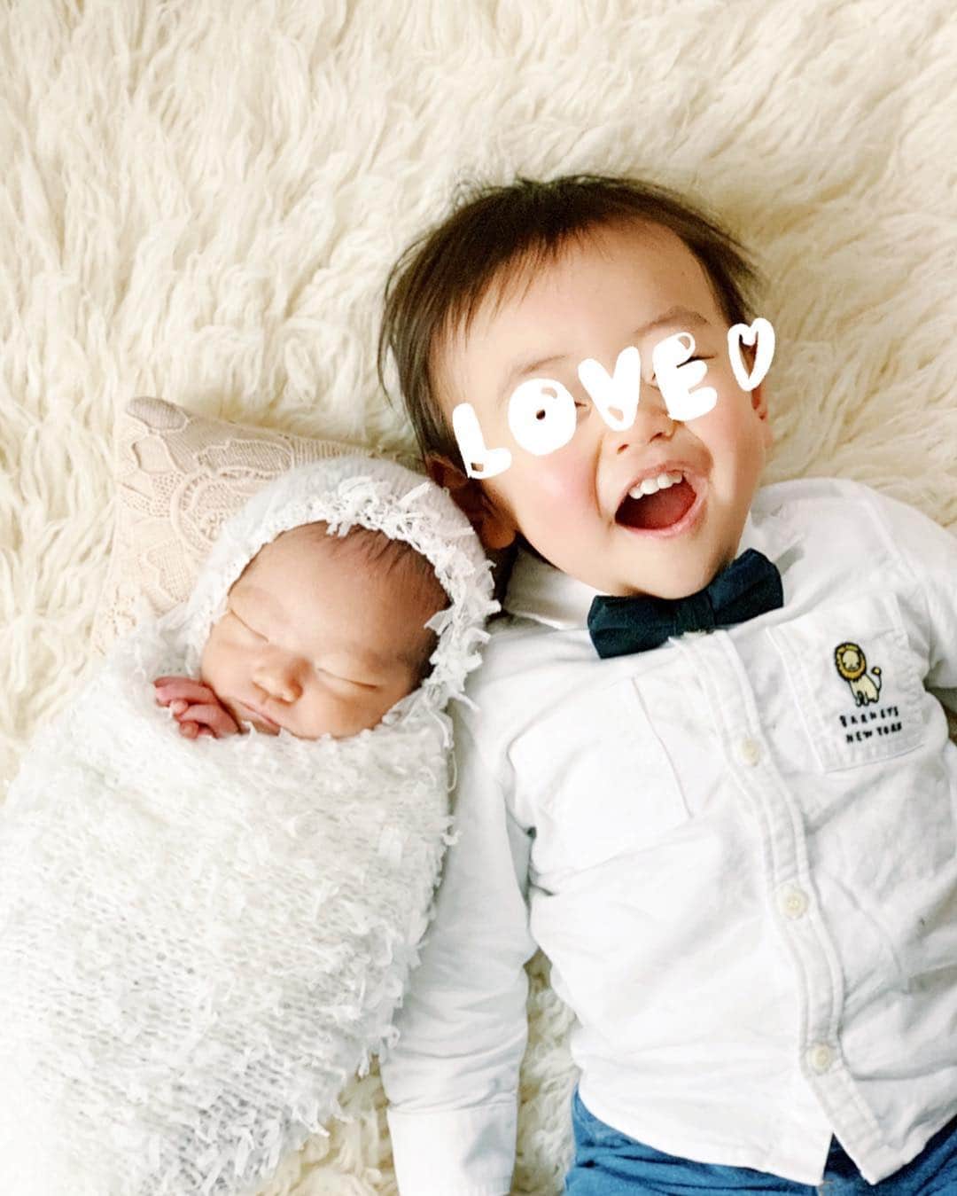 Remiさんのインスタグラム写真 - (RemiInstagram)「kissing his baby sister 👦🏻💞👶🏻 ニューボーン撮影で撮ってもらった兄妹写真💓 いつも寝ていると「ちゅー」と起こしてくれる息子。(母が教えた眠り姫ごっこ🤴笑) 撮影では娘の横に並び、「ちゅー」というと娘にチューしてくれました🥰 最近どんどんコミュニケーションが取れるようになり会話が楽しい♬ 娘もよく笑う子になってくれるといいな🌼  @newbornphoto.jp  #兄妹 #1歳6ヶ月 #0歳0ヶ月 #ニューボーンフォト #newbornphotography #babyboy #1y6m #babygirl #newborn」3月14日 22時25分 - remi_912