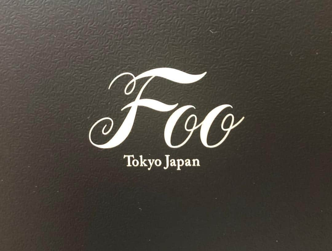 東紗友美さんのインスタグラム写真 - (東紗友美Instagram)「ふぅ...💐 それはリラックスの合図。 『Foo Tokyo』のナイトケアをはじめました🌟 人はリラックスするとき、ゆっくり息をはく。 だから#footokyo だそうです。 忙しさに振り回されないために、自分のココロに語りかけるように。 ふぅ😊と一息。 今夜もスキンケア🌠 自分のペースも、時には大事にして。 産後だからこそ、スキンケアだけはじっくり。 土台となる素肌の状態が良くないと、結局メイクに時間がかかってしまう。 肌がみずみずしく、凹凸がなければメイクはすっと簡単に迷いなく肌になじんでくれるし、崩れにくいし。 毎日、お気に入りのアイテムでお顔をマッサージしながら。 手に取るごとに目に入るパッケージに印字されたfooの文字。 そのたびに、自分におまじないをかけて。 使うコスメや基礎化粧品はブランドのコンセプトに寄り添えると、より愛着が湧いて、気持ちが一つになるようにより穏やかな気分でケアできるような気がしています。 ・ ・ 化粧水は、パシャっと心地よくさっぱりした気持ち良い使用感。 ナイトセラムは肌のハリをふっくらと整います。 ミルクローションは肌を柔らかくしてくれます。 ナイトクリームで丁寧にケアすると忙しくバタバタしていた翌朝の肌もハリが戻ってきます😊 きちんとスキンケアすると、翌日触れただけで肌質が違うので幸せですね。 @footokyo_official  #footokyo  #スキンケア #コスメ #skincare #コスメ」3月14日 22時26分 - higashisayumi