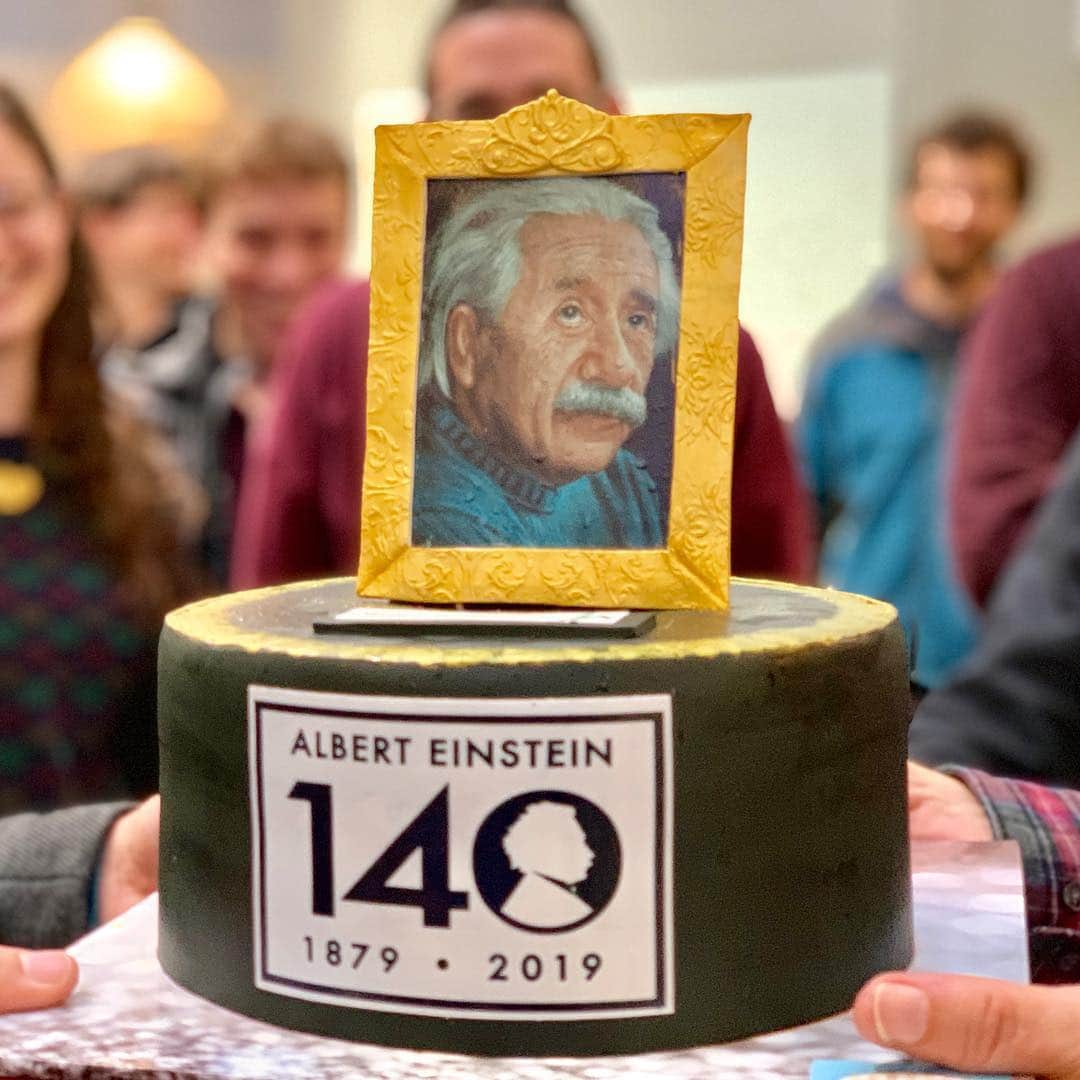 アルベルト・アインシュタインさんのインスタグラム写真 - (アルベルト・アインシュタインInstagram)「The Physics Department at Hebrew University, a school Einstein co-founded, threw an epic 140th birthday party at his archives in Jerusalem today.」3月14日 22時33分 - alberteinstein