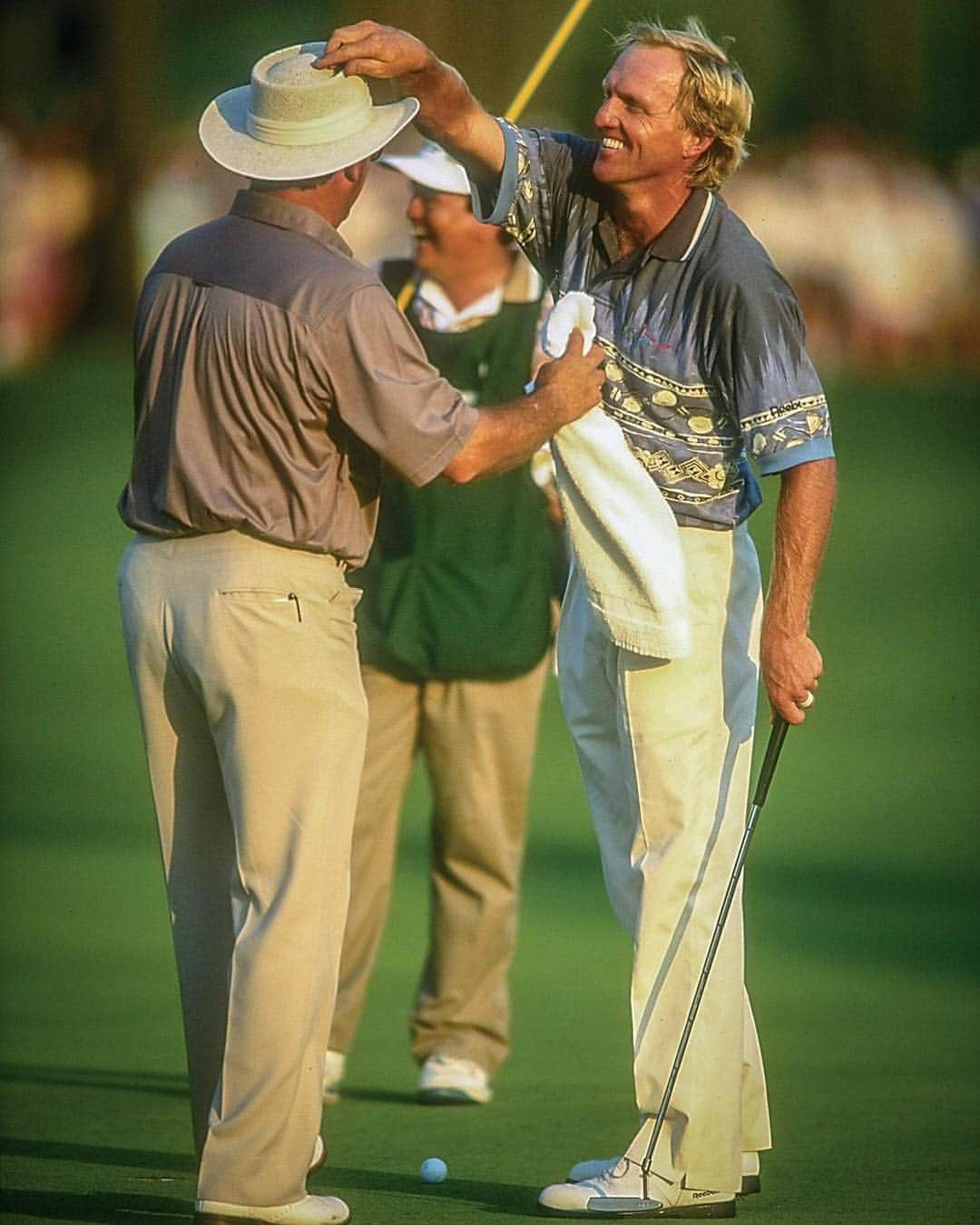 グレグ・ノーマンさんのインスタグラム写真 - (グレグ・ノーマンInstagram)「#TBT back 25 years to the 1994 @theplayerschamp. One of my favorite memories with my good friend Fuzzy on the 18th green... it was a year for the record books!」3月14日 22時34分 - shark_gregnorman