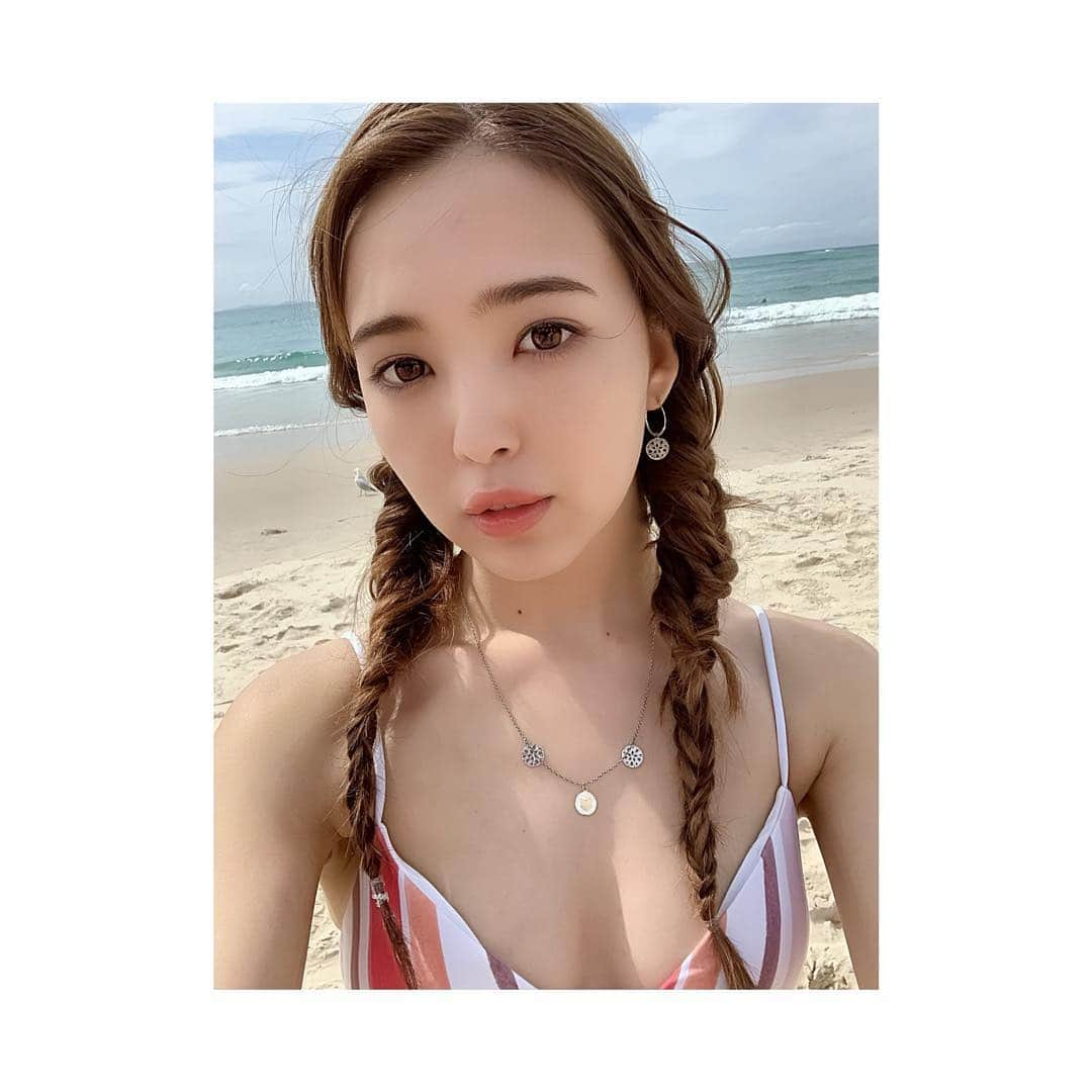 藤田ニコル（にこるん）さんのインスタグラム写真 - (藤田ニコル（にこるん）Instagram)「オーストラリアに居て思ったのは みんなナチュラルに生きてて とてもいいなって思ったの。  バイロンベイって所にいたんだけど ご飯もオーガニックとかヘルシーなのに美味しいご飯も多くて、海に行ったら若者たちがみんなチルしてて(たむろってる)とくに遊ぶ場所ってなったらきっと海とかカフェとかなんだろうって思ったんだけどすごく羨ましくおもったよ😊彼氏と日焼けしに海で寝てたりとかお母さんが子供2人海に連れてきて遊んでたりとか。  休みの日はチルして生きてきたい。笑  マスクとか帽子とか全部とっぱらって 堂々とカフェ行ったり自分の周りの好きな人たちと過ごしたいなって思った。。ノンストレスな国でしたオーストラリアのバイロンベイ。」3月14日 22時35分 - 2525nicole2