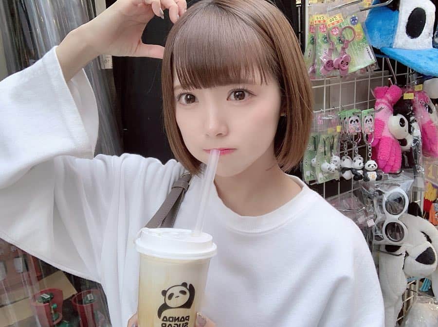 福山梨乃さんのインスタグラム写真 - (福山梨乃Instagram)「上野で見つけた#熊猫堂 🐼 . #北海道牛乳黒糖タピオカティー Mサイズ 648円 . オープンしたばっからしい！提供までに時間かかったけど、味は普通においしかった、！黒糖タピオカがちゃんと黒糖の味する！ ドリンクはほんとにただただ牛乳感強い感じ、🥛 . アメ横のチョコレート叩き売りの横です🐼 ほんとはHi茶行きたかったんだけど定休日だったのでこっちにした、、、(´･ ･`) . #タピオカ巡り#タピオカ部#タピオカ飲み比べ#タピオカ中毒#タピ活#タピオカミルクティー  #タピオカ日記 #タピオカのある生活 #タピオカグラム #bobatea #bobamilktea #アキシブproject#パンダカフェ #pandadrink#akishibuproject#アイドル#ueno#okachimachi #黒糖タピオカ#黒糖タピオカラテ#黒糖タピオカミルク#上野タピオカ#上野カフェ#上野カフェ#アメ横#アメ横食べ歩き#アメ横#パンダタピオカ」3月14日 22時37分 - rinomaru_
