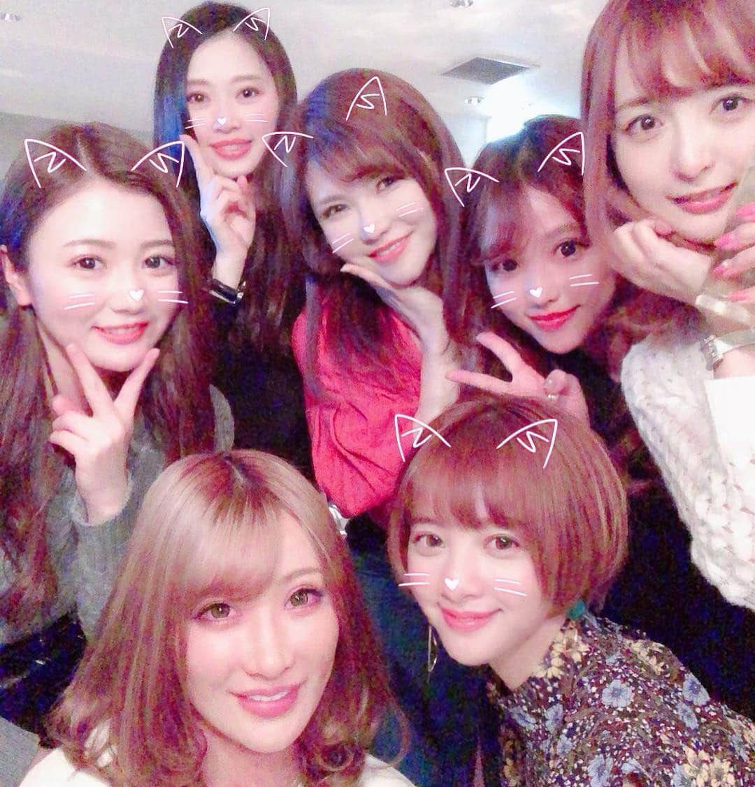 のインスタグラム：「ありがとう❣️🎂( ´ •̥ ̫ •̥ ` ) . . . わちゃわちゃ👭 . . #恵比寿 #美女達に囲まれて #女子会 #party #幸せ #プレゼント可愛い #🐶❤️」